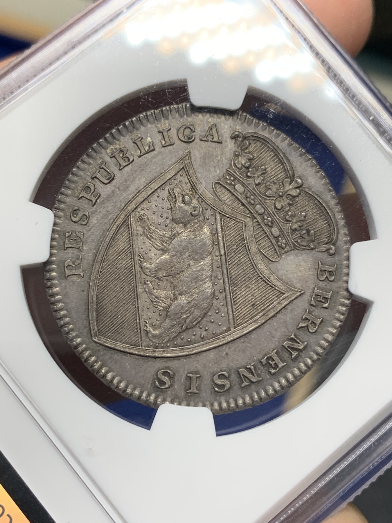 欢迎参加《竞宝斋》为国而庆 老张自藏专场 ，定制纪念章相赠 NGC MS61 瑞士 1797 伯尔尼 雇佣军 1/2泰勒银币 深灰包浆 人物细致 瑞士早期代表造型 小熊绒毛可见