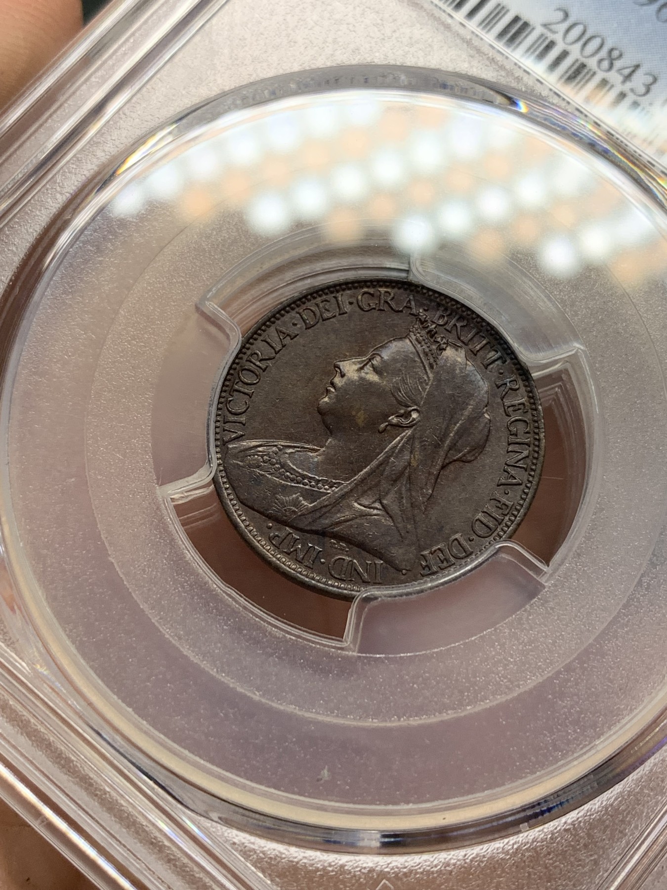 欢迎参加《竞宝斋》为国而庆 老张自藏专场 ，定制纪念章相赠 PCGS MS64 英国1900年维多利亚披纱版1法新铜币 双面巧克力包浆 状态好