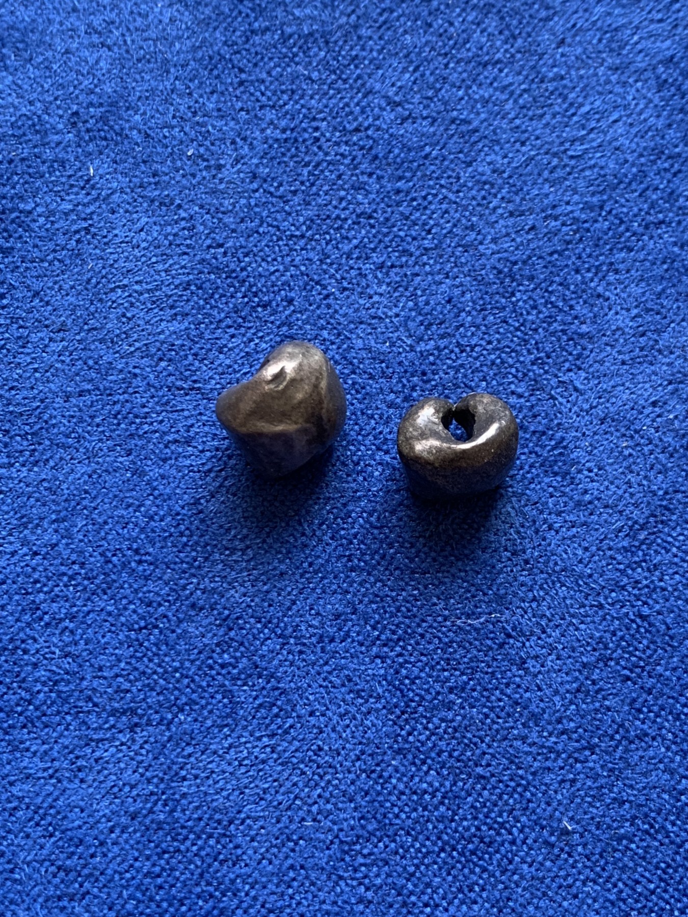 欢迎参加《竞宝斋》为国而庆 老张自藏专场 ，定制纪念章相赠 2枚一组 泰国暹罗时期屁股银 单枚重量1.7克 少见品种