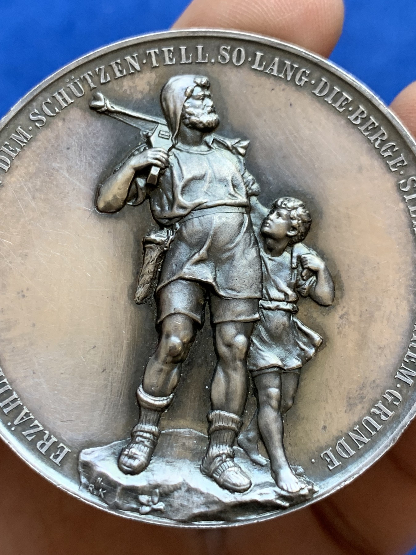 欢迎参加《竞宝斋》为国而庆 老张自藏专场 ，定制纪念章相赠 瑞士 1895年 威廉·泰尔 父子大银章 51.7克 50mm 高等级状态 大尺寸的unc缺陷的1600多，这枚状态极好 来价也高