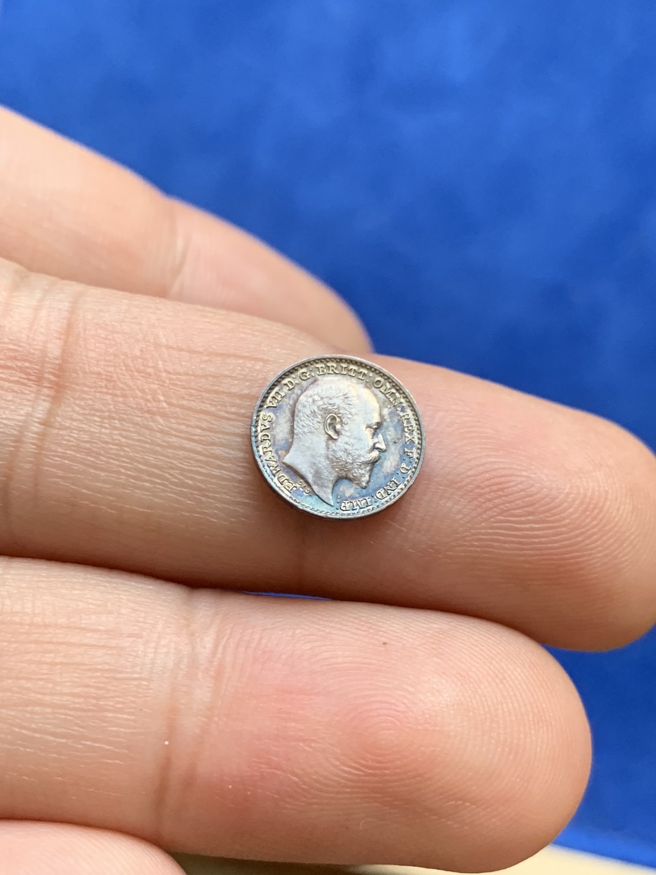 欢迎参加《竞宝斋》为国而庆 老张自藏专场 ，定制纪念章相赠 英国1902年爱七灌足节1便士银币 绚丽五彩包浆 可评级