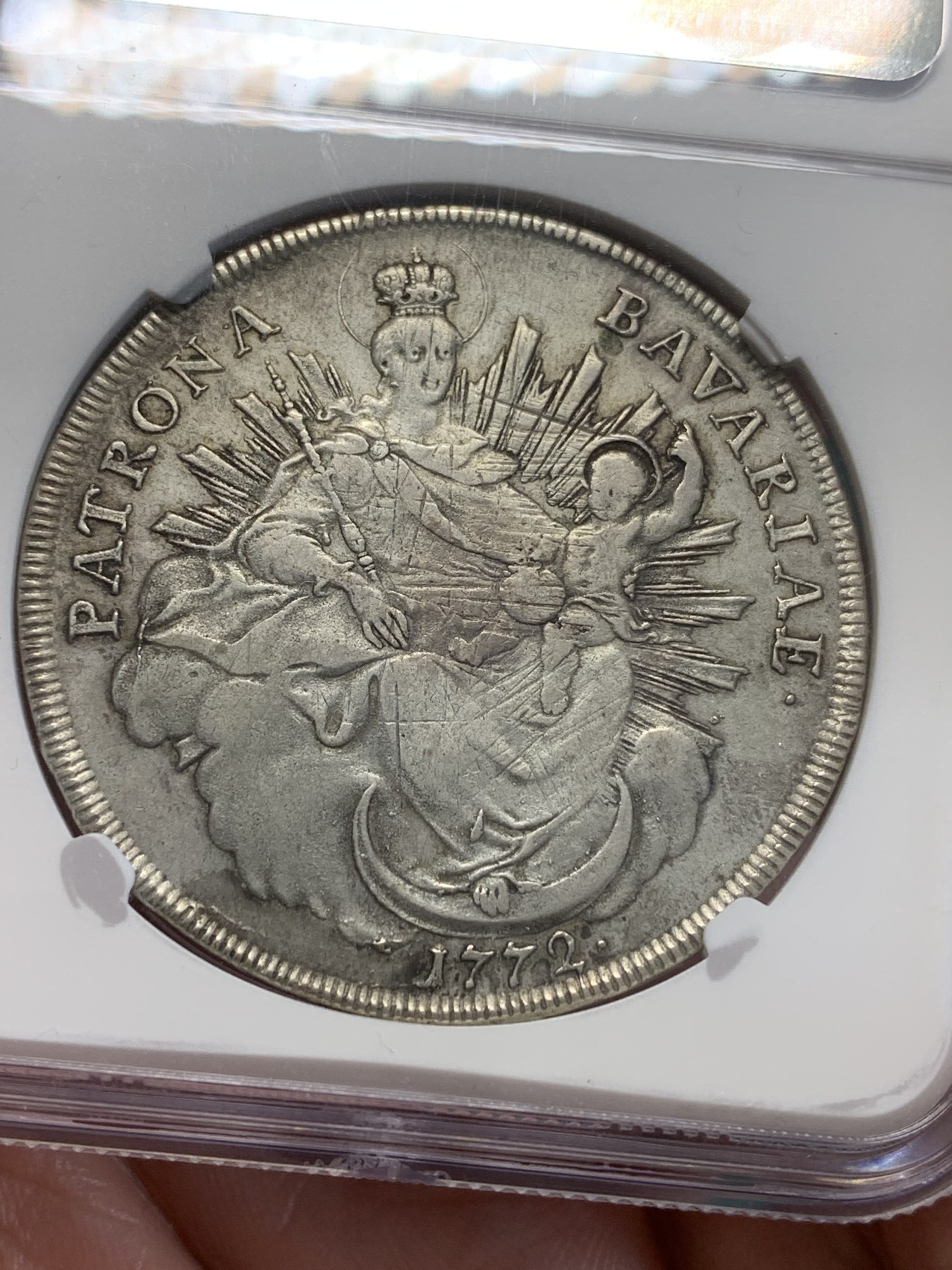 欢迎参加《竞宝斋》为国而庆 老张自藏专场 ，定制纪念章相赠 NGC XF 德国 1772年巴伐利亚 抱婴泰勒大银币 性价比品种 主打一个实惠