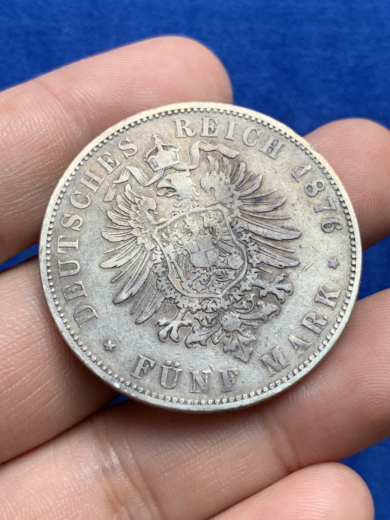 欢迎参加《竞宝斋》为国而庆 老张自藏专场 ，定制纪念章相赠 德国 1876年 黑森 5马克银币 书价极高 只有29w的流通量 不要错过