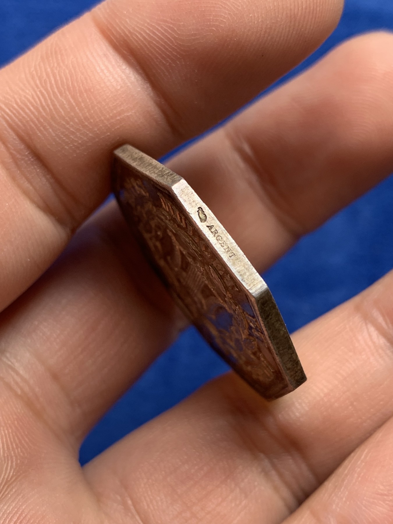 欢迎参加《竞宝斋》为国而庆 老张自藏专场 ，定制纪念章相赠 法国音乐节银质八角代币 少见品种 双面五彩包浆 底板非常好 丰饶角银标