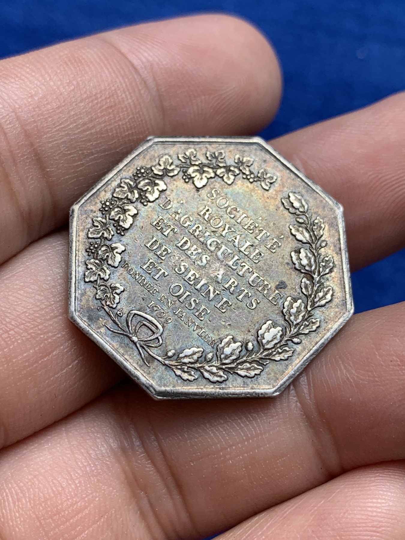 欢迎参加《竞宝斋》为国而庆 老张自藏专场 ，定制纪念章相赠 法国1845-1860农业部银质八角代币 10.7克 29mm 手指边铭 银标 早期品种