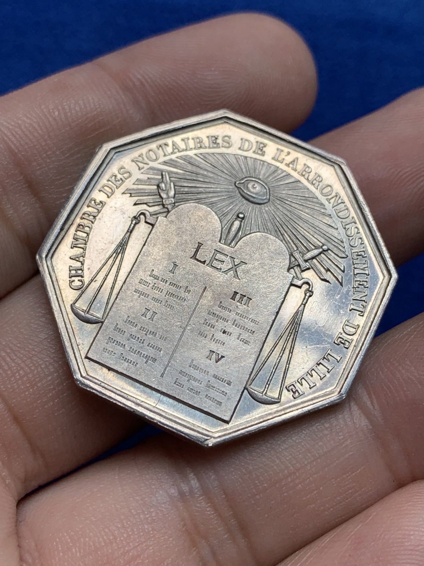 欢迎参加《竞宝斋》为国而庆 老张自藏专场 ，定制纪念章相赠 法国1842-1845菲利普公证人银质八角代币 船首铭银标 34.6mm 18克 大规格