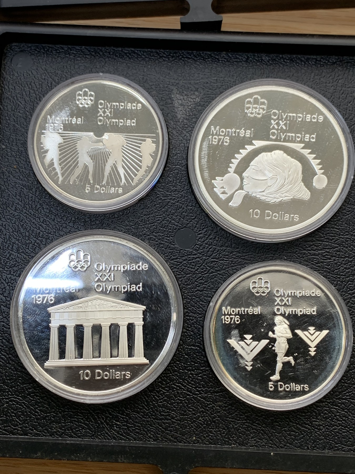 欢迎参加《竞宝斋》为国而庆 老张自藏专场 ，定制纪念章相赠 加拿大 1976年 蒙特利尔奥运会 精制版28枚大全套带原盒证书 24.3克14枚，48.6克14枚1.02公斤 带抽屉木盒 所见唯一