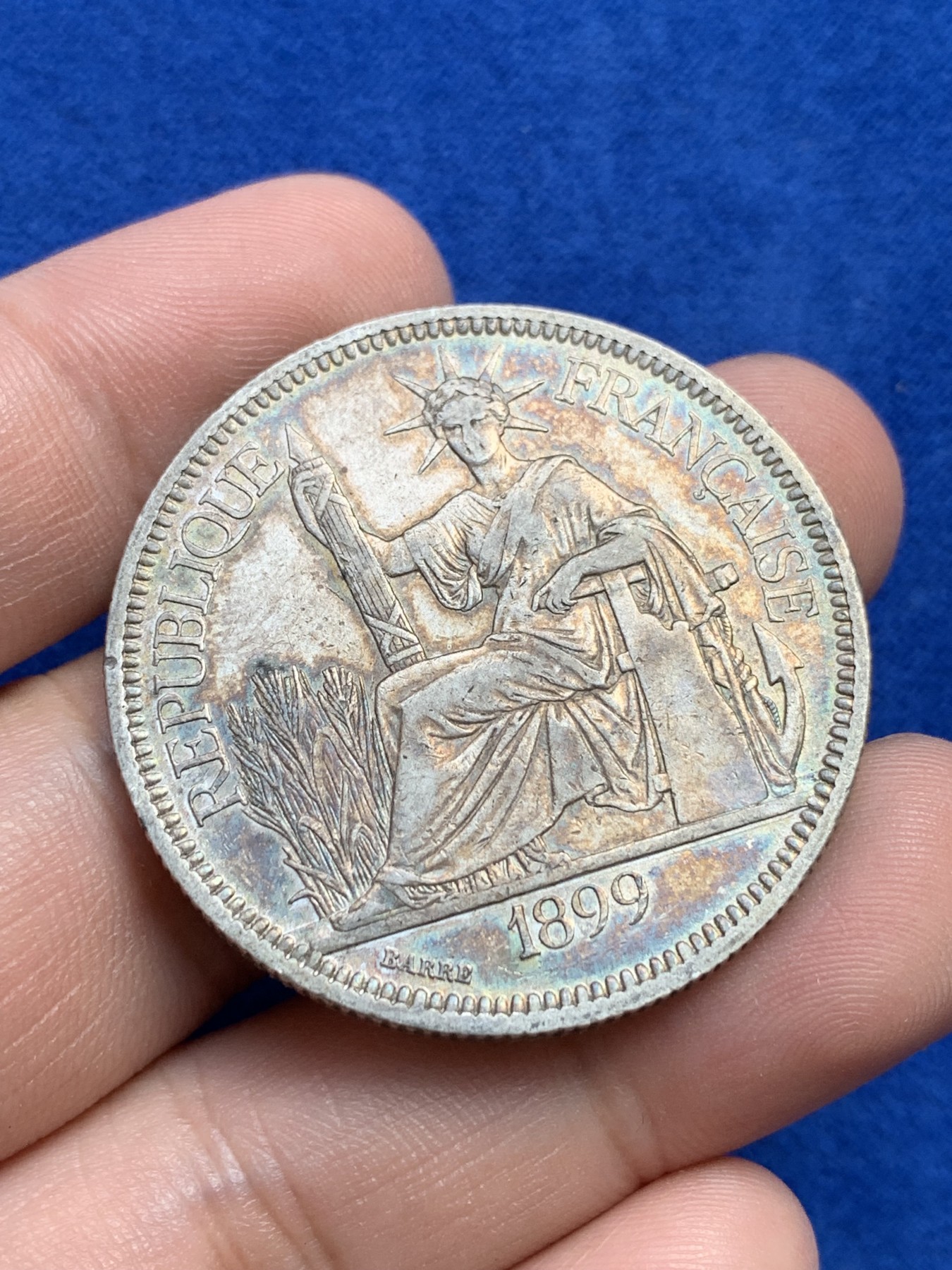 欢迎参加《竞宝斋》为国而庆 老张自藏专场 ，定制纪念章相赠 法属印支1899年坐洋壹圆银币 早期年份 包浆漂亮