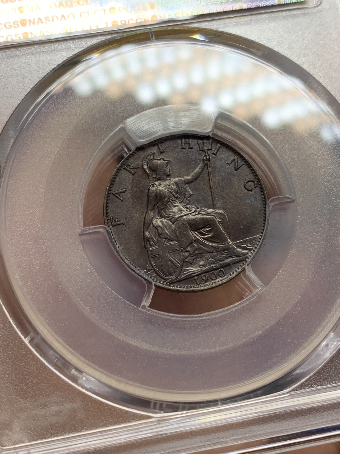 欢迎参加《竞宝斋》为国而庆 老张自藏专场 ，定制纪念章相赠 PCGS MS64 英国1900年维多利亚披纱版1法新铜币 双面巧克力包浆 状态好
