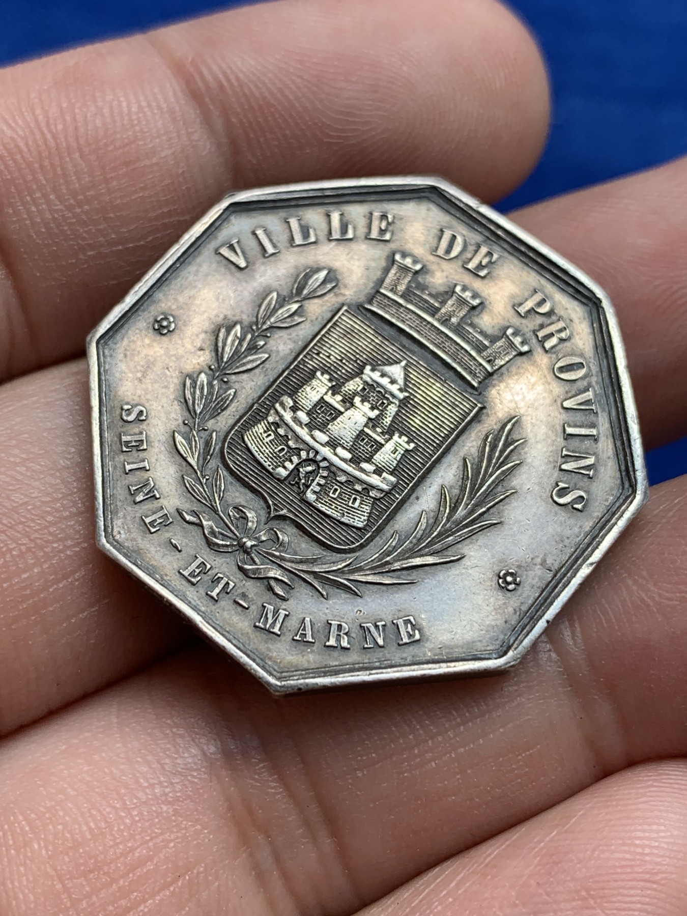 欢迎参加《竞宝斋》为国而庆 老张自藏专场 ，定制纪念章相赠 法国1860-1879普罗文斯银质八角代币 原味包浆 细节漂亮 少见品种 蜜蜂边铭 银标 31.4mm 12克