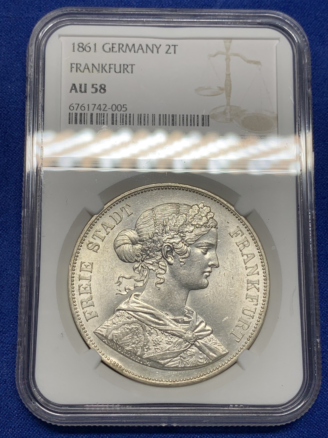 欢迎参加《竞宝斋》为国而庆 老张自藏专场 ，定制纪念章相赠 NGC AU58 德国 法兰克福 1861年  少女 2泰勒银币 转光 干净的底板 状态好 实物好于分数不少 性价比高