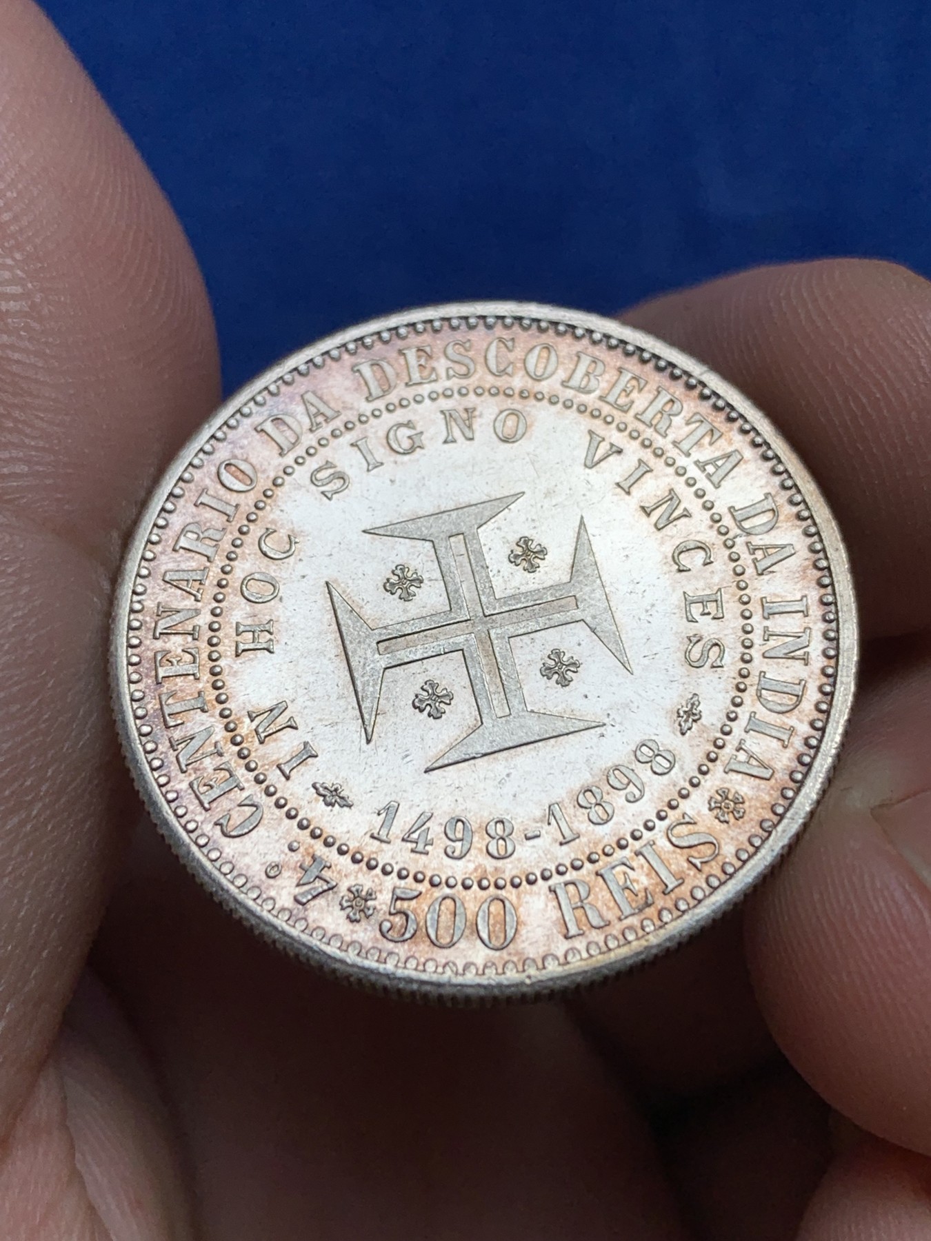 欢迎参加《竞宝斋》为国而庆 老张自藏专场 ，定制纪念章相赠 葡萄牙1898发现印度400周年500瑞斯银币 PL底板 深彩包浆