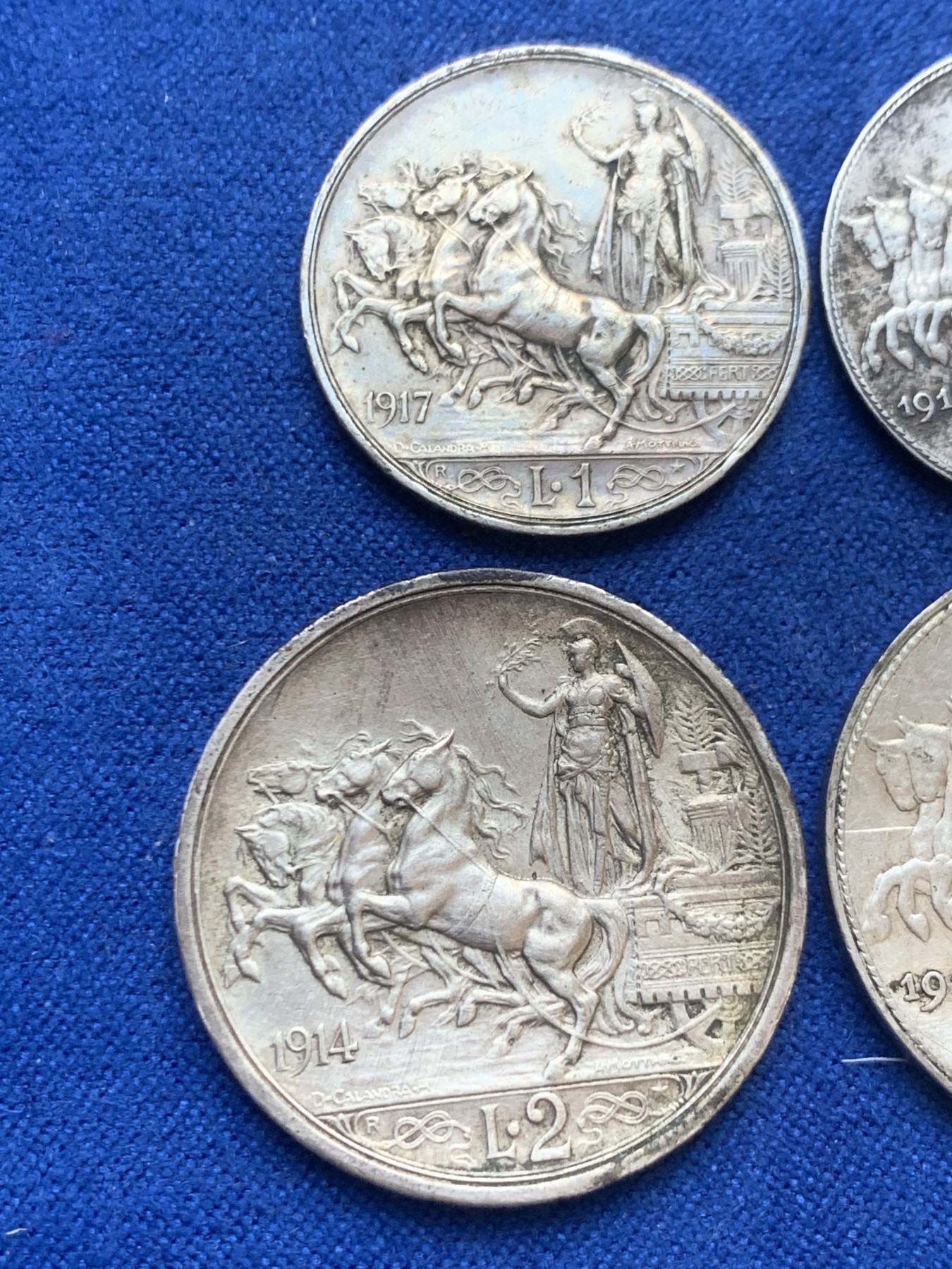 欢迎参加《竞宝斋》为国而庆 老张自藏专场 ，定制纪念章相赠 意大利 马车银币 4枚一组 两枚圈版 两枚无圈版