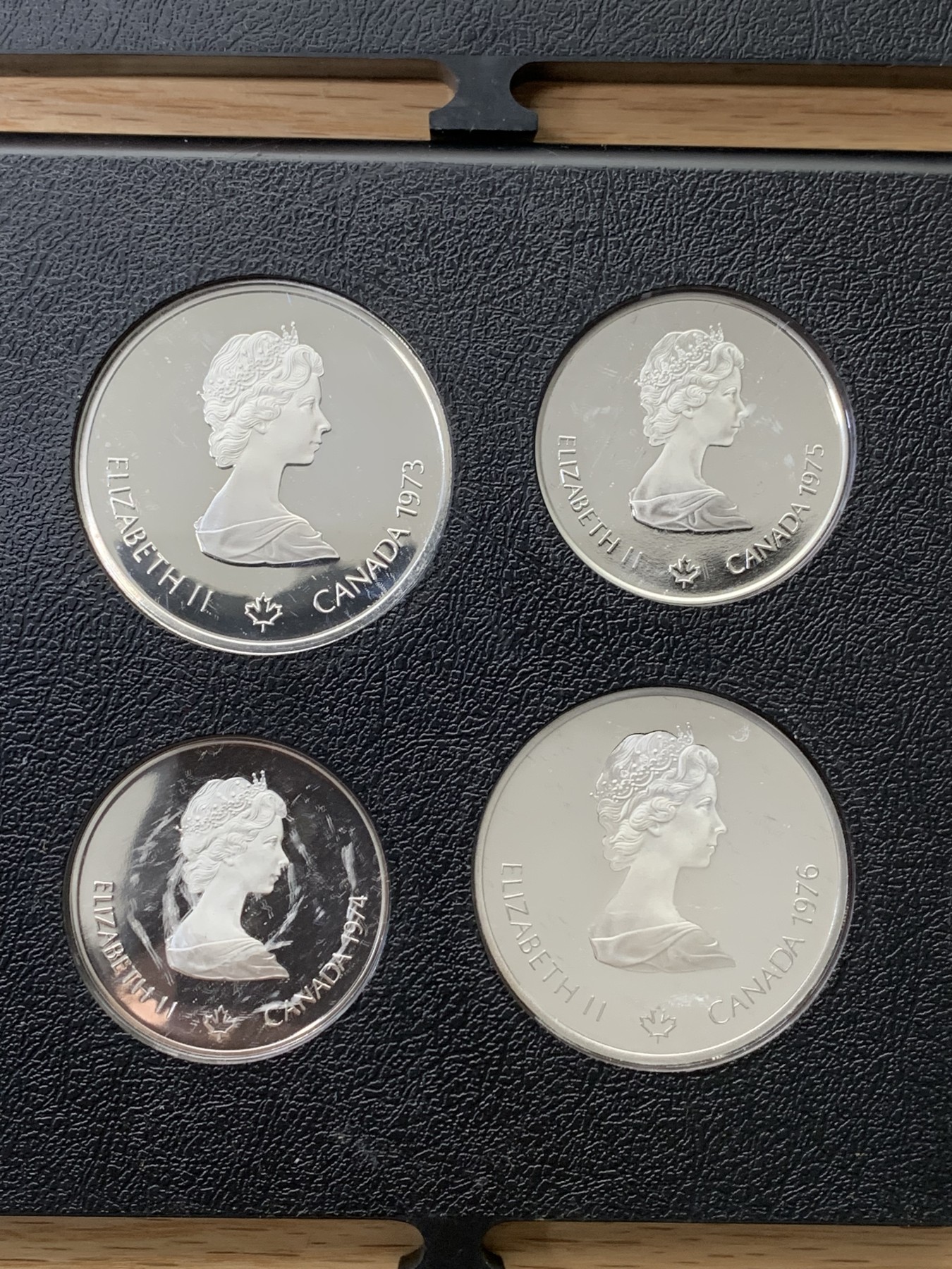 欢迎参加《竞宝斋》为国而庆 老张自藏专场 ，定制纪念章相赠 加拿大 1976年 蒙特利尔奥运会 精制版28枚大全套带原盒证书 24.3克14枚，48.6克14枚1.02公斤 带抽屉木盒 所见唯一