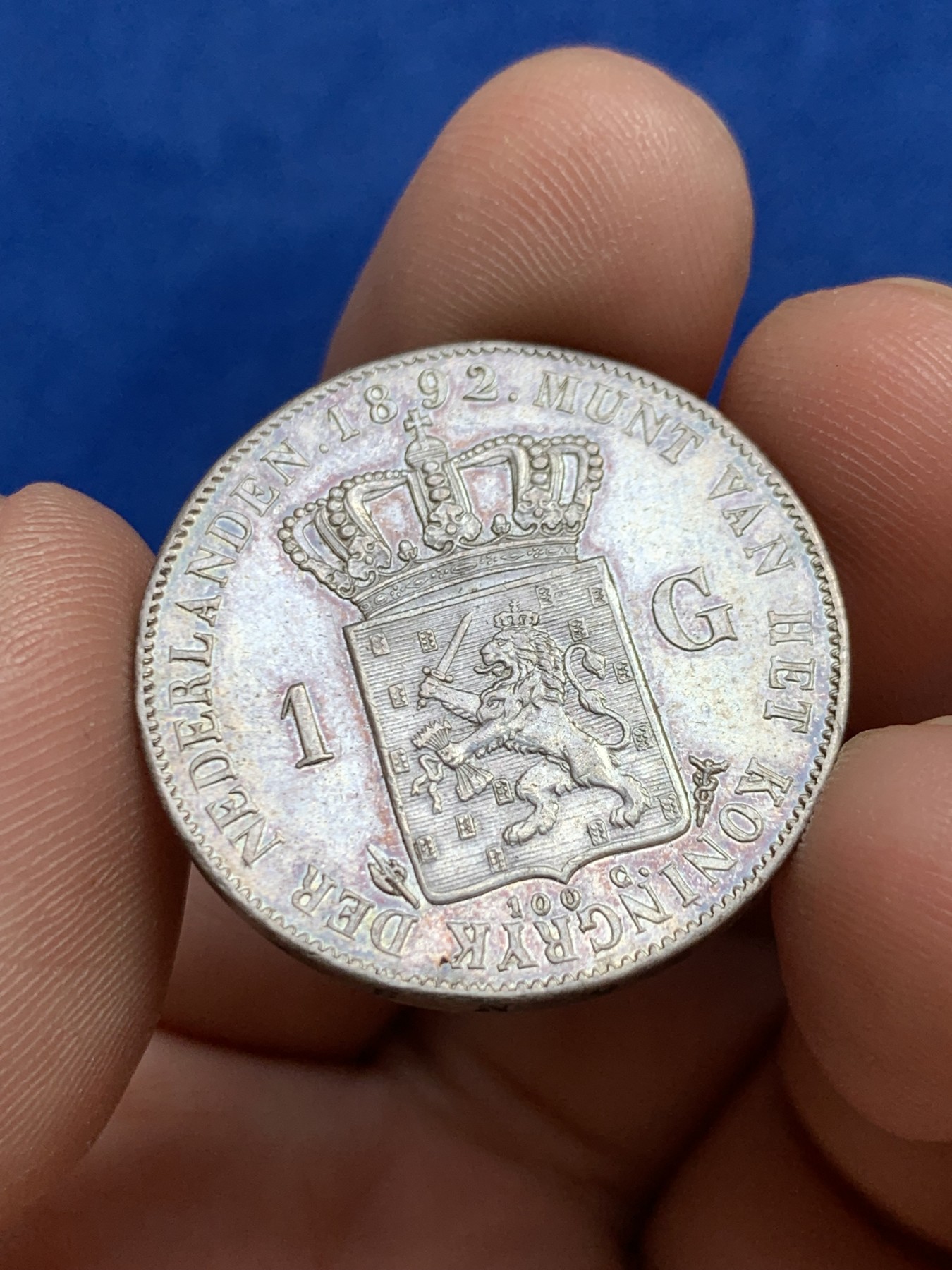 欢迎参加《竞宝斋》为国而庆 老张自藏专场 ，定制纪念章相赠 荷兰1892年威廉敏娜小萝莉1盾银币 好状态的裸币非常难得