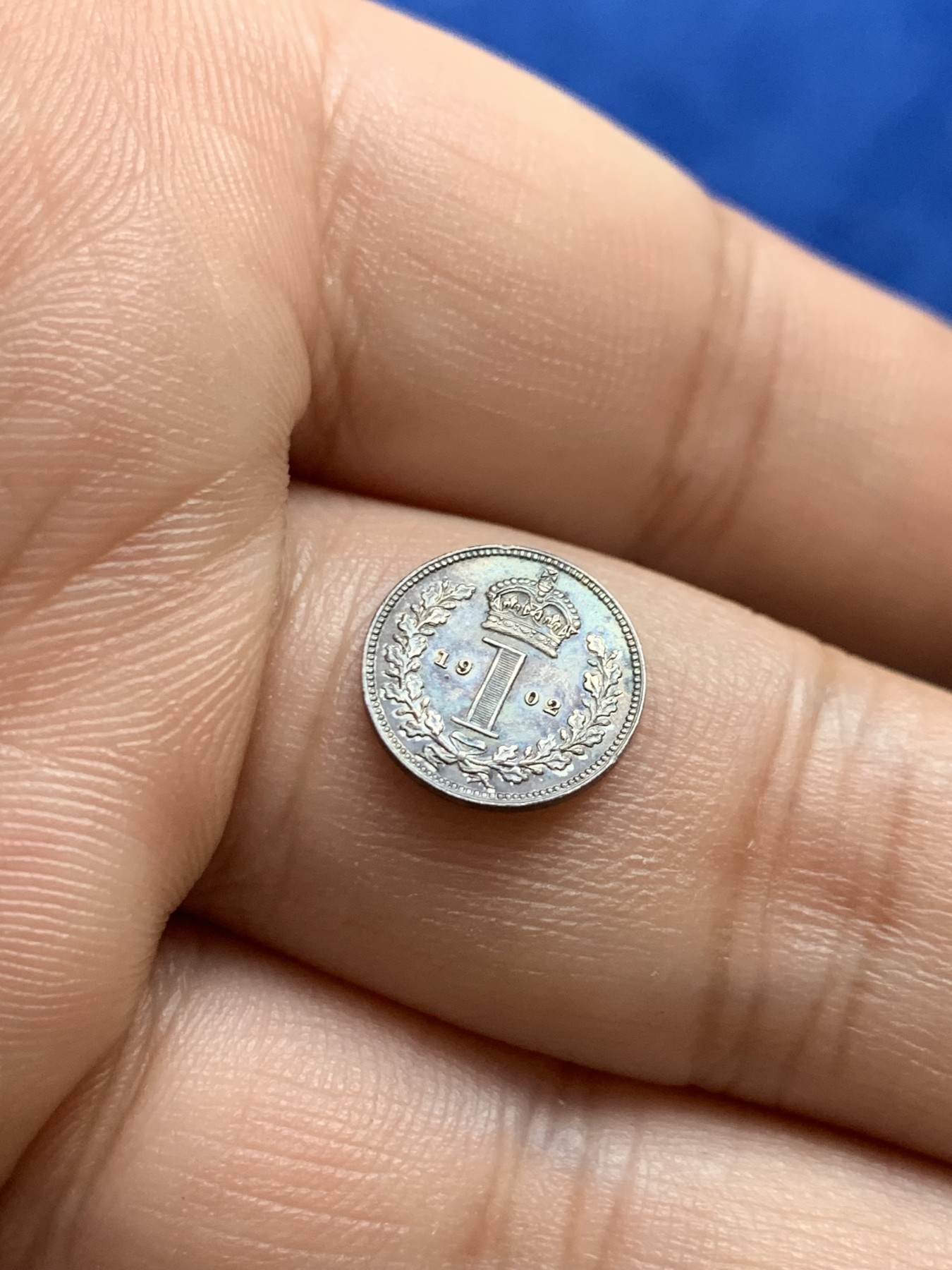 欢迎参加《竞宝斋》为国而庆 老张自藏专场 ，定制纪念章相赠 英国1902年爱七灌足节1便士银币 绚丽五彩包浆 可评级