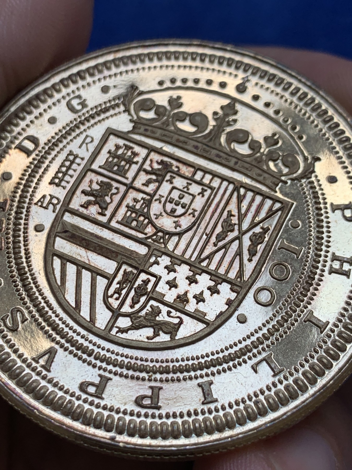 欢迎参加《竞宝斋》为国而庆 老张自藏专场 ，定制纪念章相赠 西班牙复刻版100R镀金银章 50.6mm 49.6克 打制清晰 金质质感