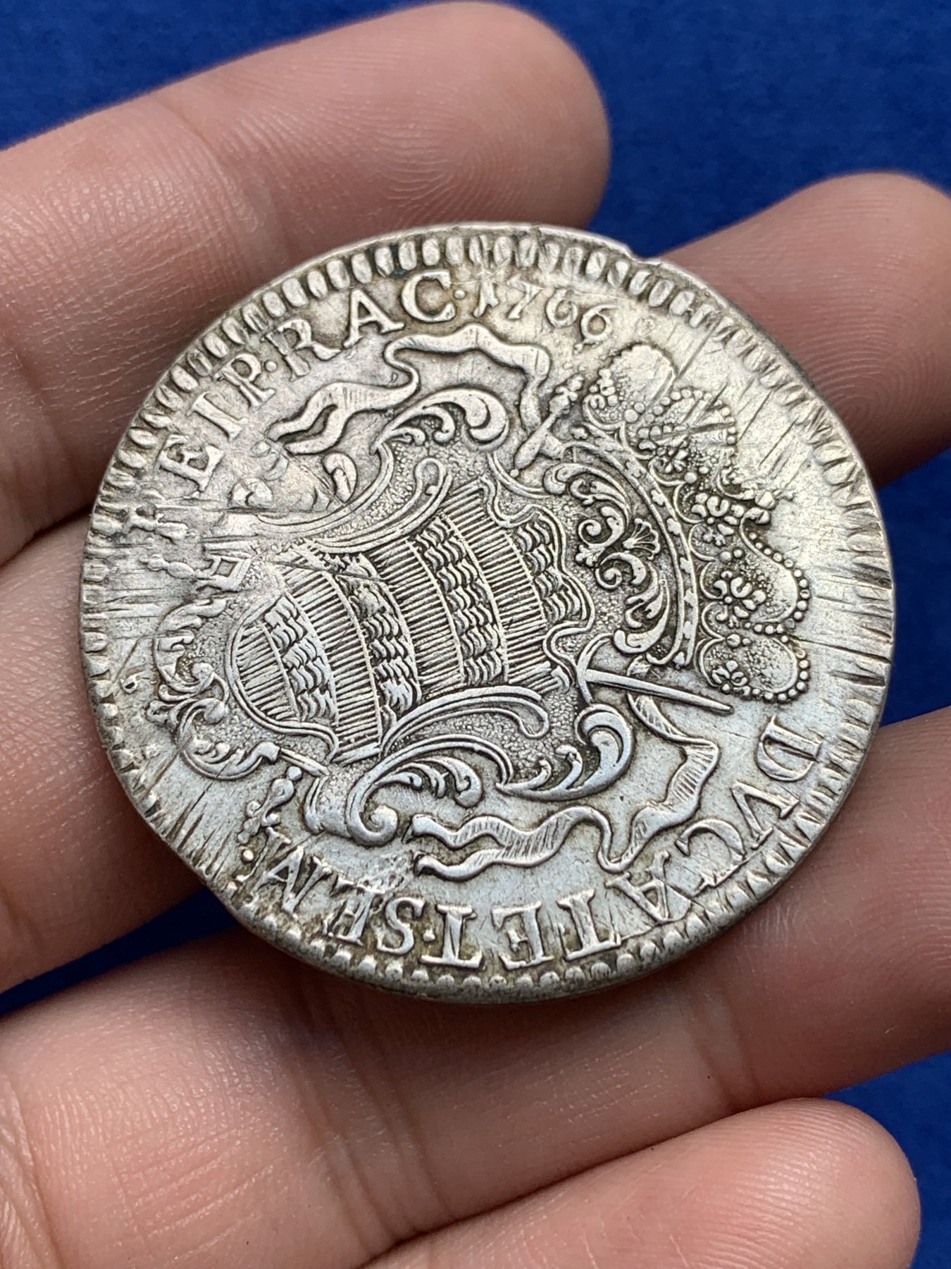 欢迎参加《竞宝斋》为国而庆 老张自藏专场 ，定制纪念章相赠 1766年拉古萨大银币 打制非常清晰 头发全身打 背面少量减重痕迹 边缘打磨可惜了