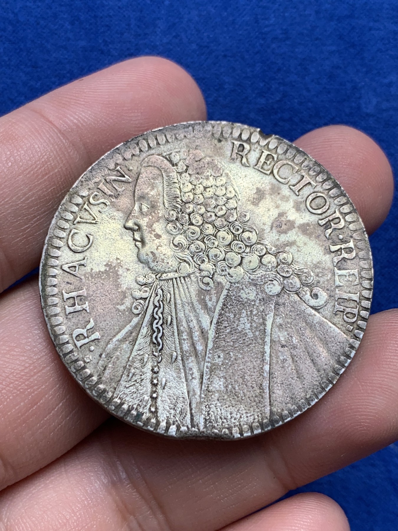 欢迎参加《竞宝斋》为国而庆 老张自藏专场 ，定制纪念章相赠 1766年拉古萨大银币 打制非常清晰 头发全身打 背面少量减重痕迹 边缘打磨可惜了