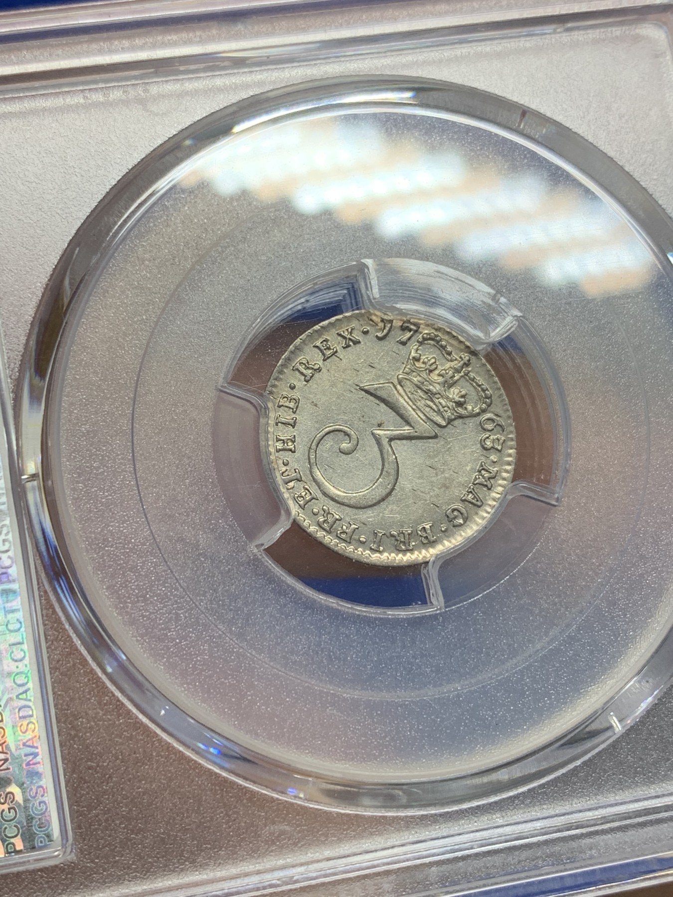 欢迎参加《竞宝斋》为国而庆 老张自藏专场 ，定制纪念章相赠 PCGS AU55 英国 1763年 乔治三世 3便士银币 独立年份 细节极好 完全超越55分的状态