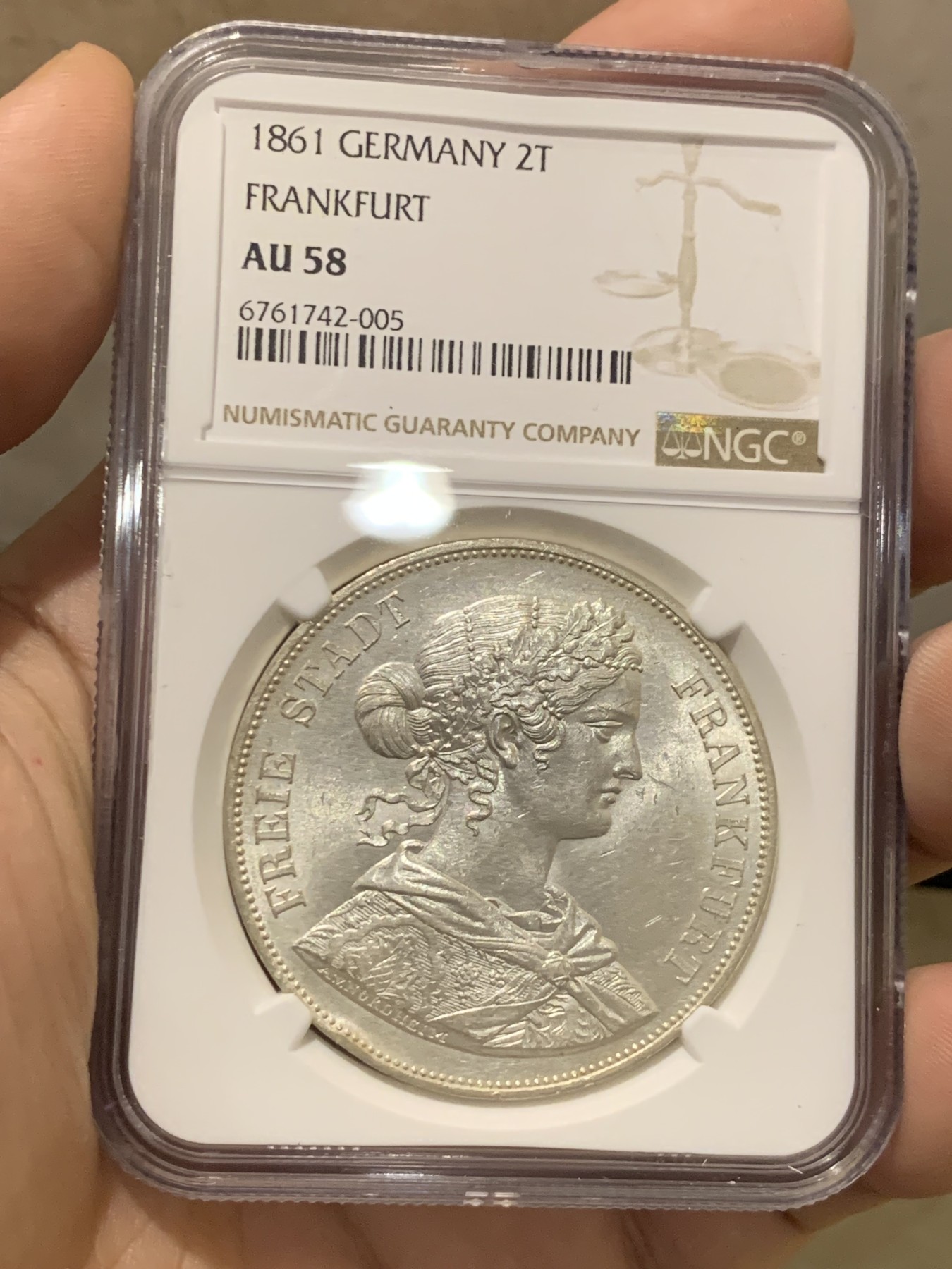 欢迎参加《竞宝斋》为国而庆 老张自藏专场 ，定制纪念章相赠 NGC AU58 德国 法兰克福 1861年  少女 2泰勒银币 转光 干净的底板 状态好 实物好于分数不少 性价比高