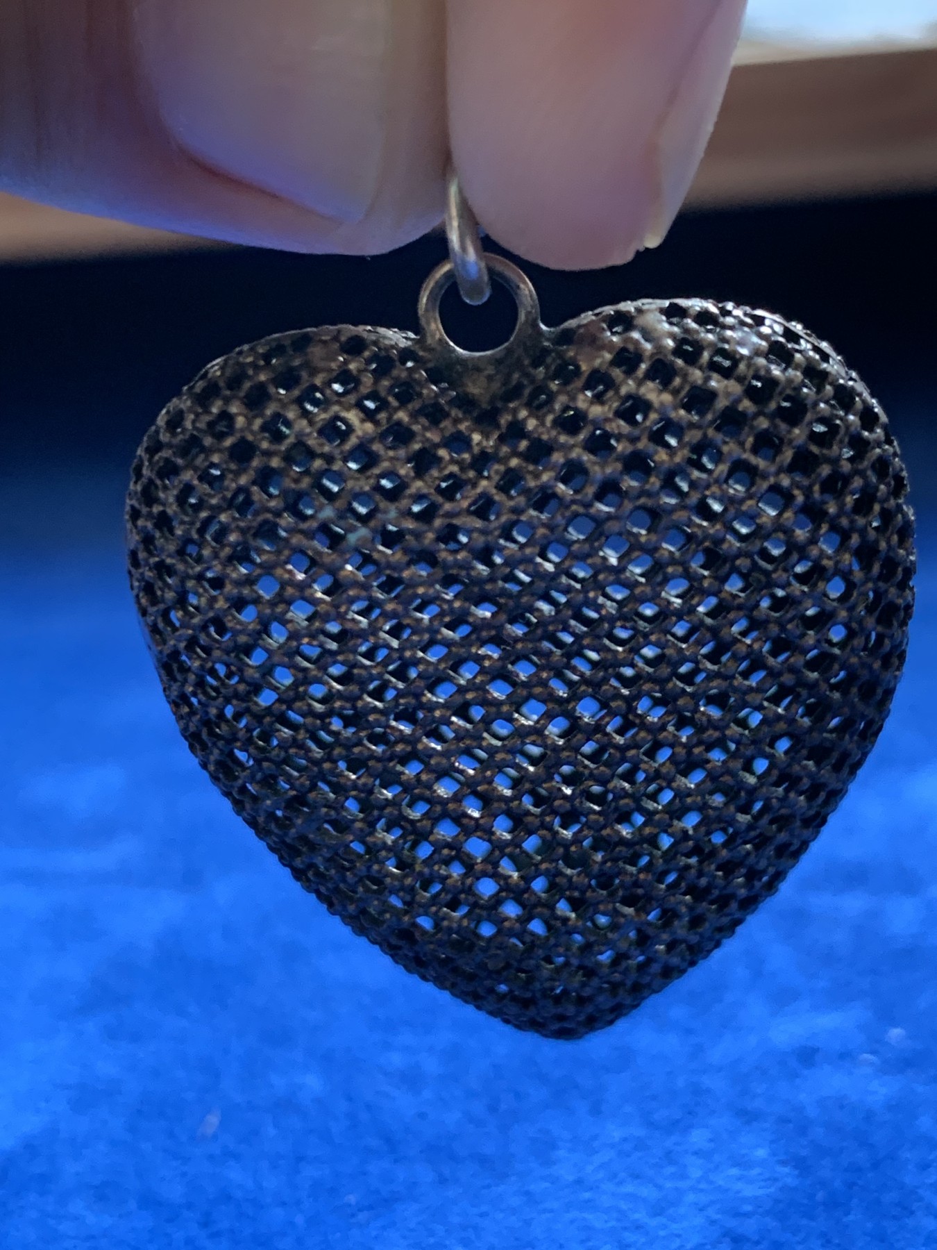 欢迎参加《竞宝斋》为国而庆 老张自藏专场 ，定制纪念章相赠 欧洲老工艺 镂空银质 心形 吊坠一个 5.5克 31.8x35.7x13mm