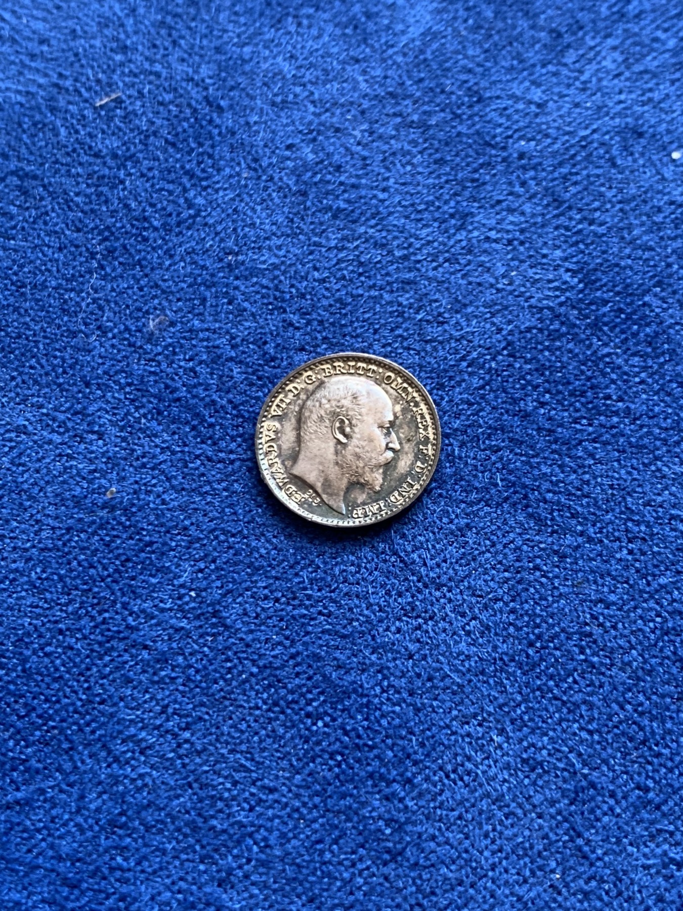 欢迎参加《竞宝斋》为国而庆 老张自藏专场 ，定制纪念章相赠 英国1902年爱七灌足节1便士银币 绚丽五彩包浆 可评级