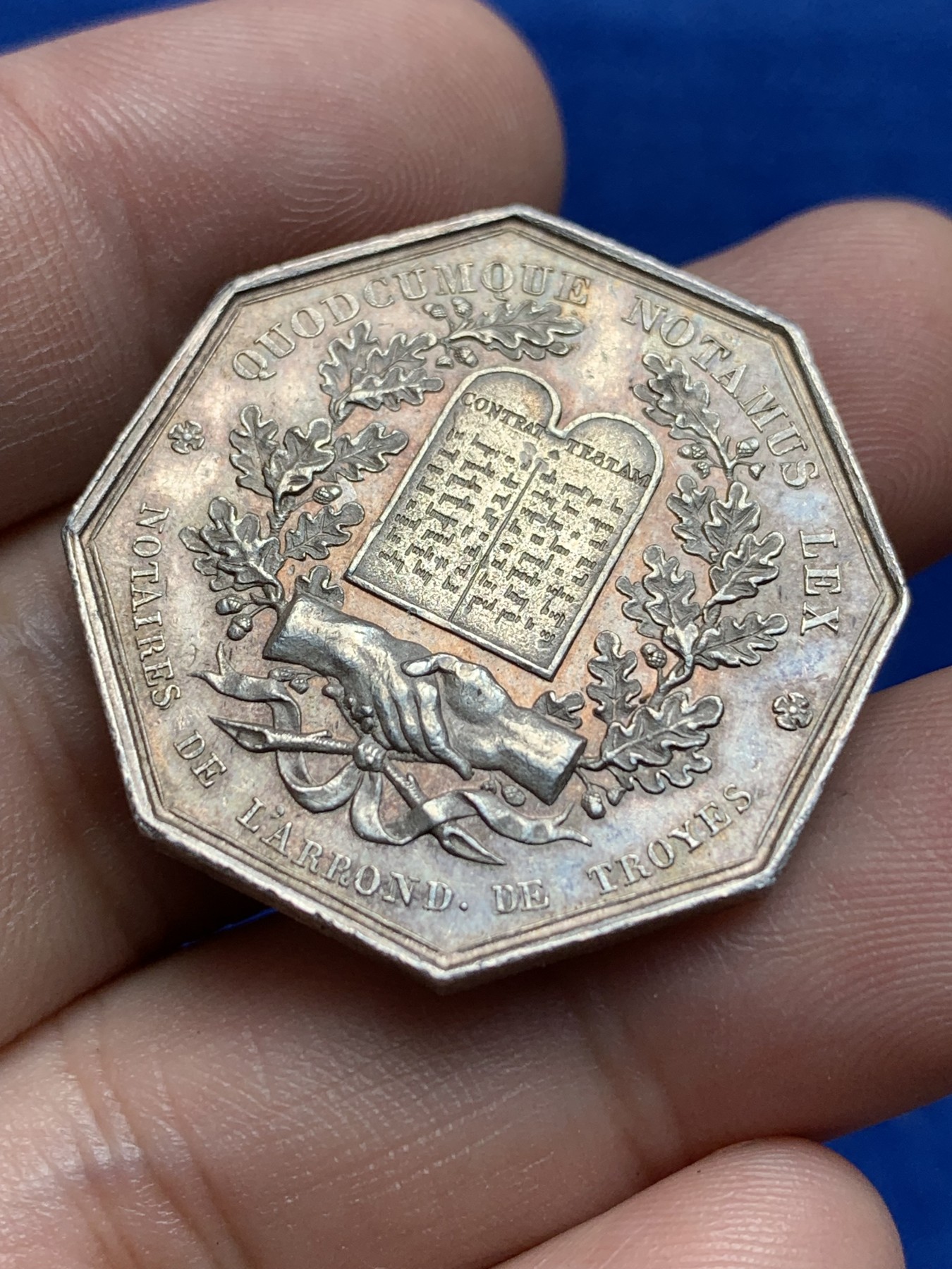 欢迎参加《竞宝斋》为国而庆 老张自藏专场 ，定制纪念章相赠 法国1833女神头像银质八角代币 少见品种 神灯边铭银标 14.3g 30.6mm