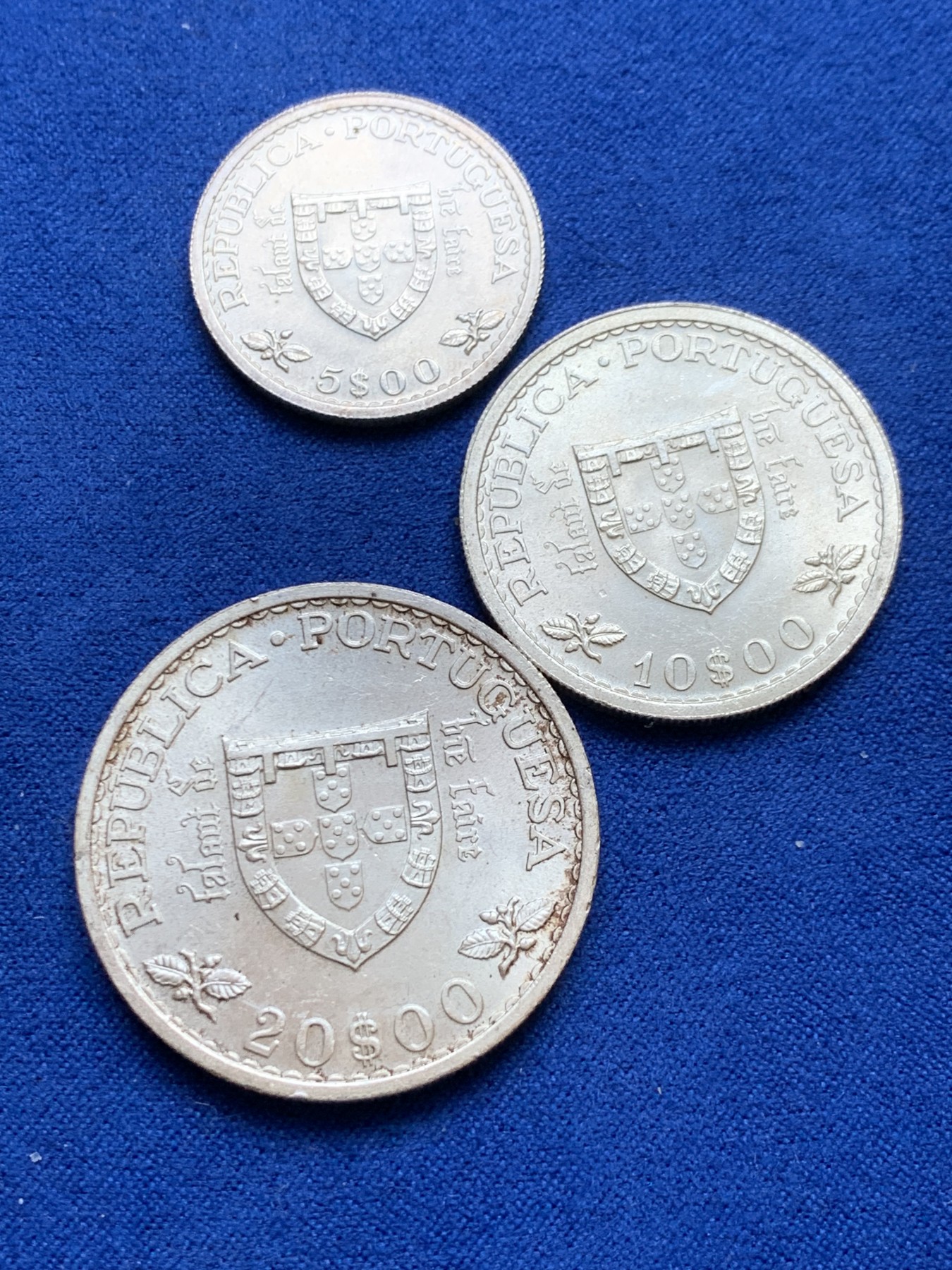 欢迎参加《竞宝斋》为国而庆 老张自藏专场 ，定制纪念章相赠 葡萄牙1960年5、10、20埃斯库多银币3枚一套 总重40.5克 未使用品