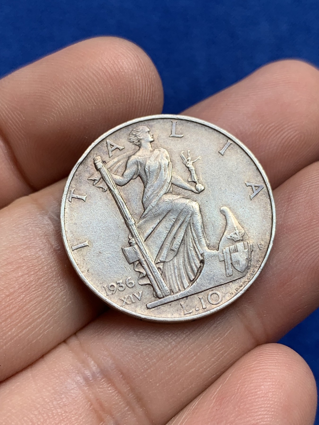 欢迎参加《竞宝斋》为国而庆 老张自藏专场 ，定制纪念章相赠 意大利1936年10里拉银币 原味包浆 不多见的品种