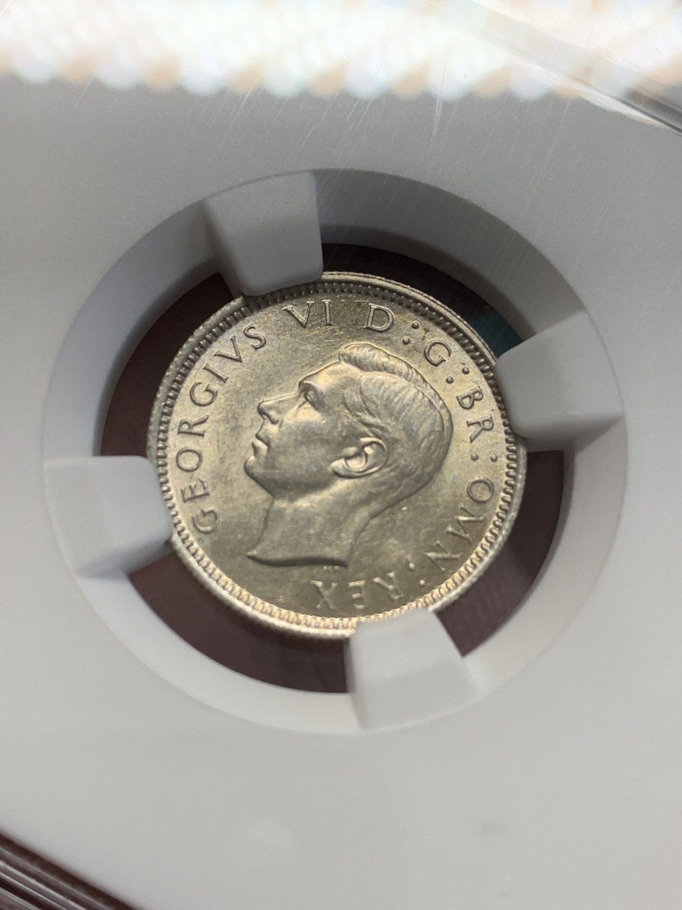 欢迎参加《竞宝斋》为国而庆 老张自藏专场 ，定制纪念章相赠 NGC MS62 英国 1943 乔治六世 6便士 银币 普通品种 不平常的状态