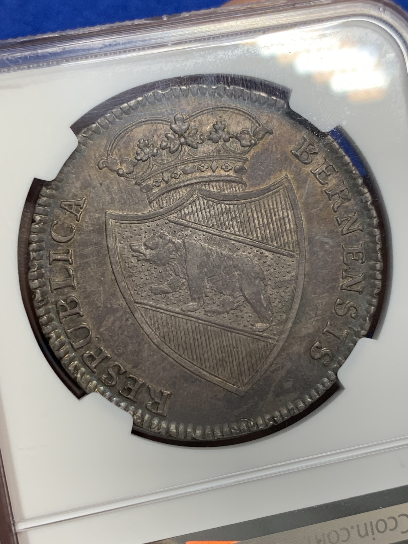 欢迎参加《竞宝斋》为国而庆 老张自藏专场 ，定制纪念章相赠 NGC AU58 瑞士 1795 伯尔尼 雇佣军 1泰勒大银币 包浆深厚 整体状态很不错 打制的也非常好 性价比高