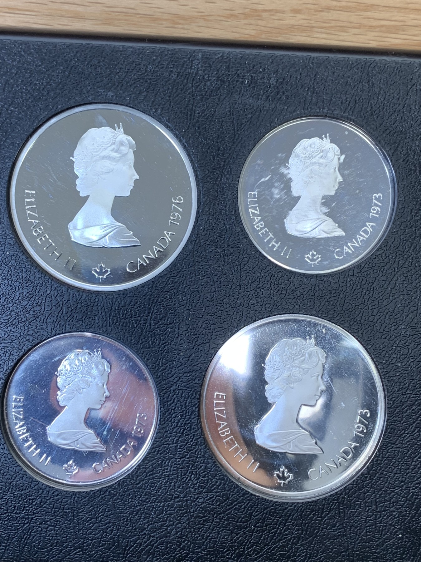 欢迎参加《竞宝斋》为国而庆 老张自藏专场 ，定制纪念章相赠 加拿大 1976年 蒙特利尔奥运会 精制版28枚大全套带原盒证书 24.3克14枚，48.6克14枚1.02公斤 带抽屉木盒 所见唯一