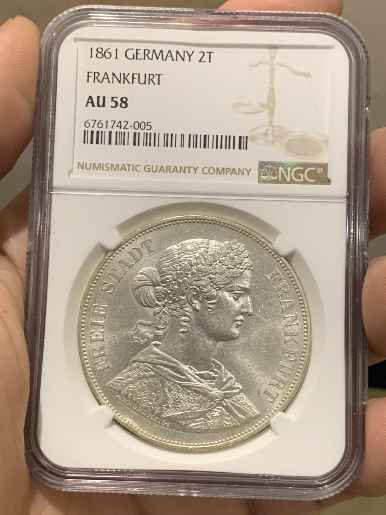 欢迎参加《竞宝斋》为国而庆 老张自藏专场 ，定制纪念章相赠 NGC AU58 德国 法兰克福 1861年  少女 2泰勒银币 转光 干净的底板 状态好 实物好于分数不少 性价比高