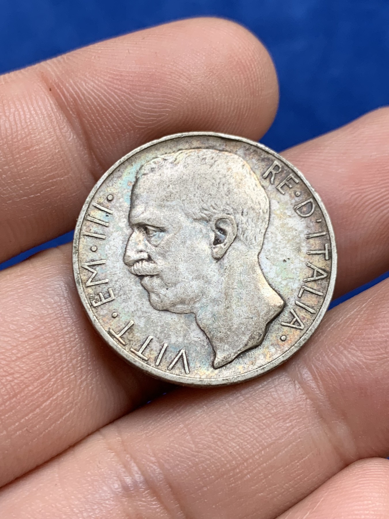 欢迎参加《竞宝斋》为国而庆 老张自藏专场 ，定制纪念章相赠 意大利1927年马车10里拉银币 五彩包浆 非常漂亮