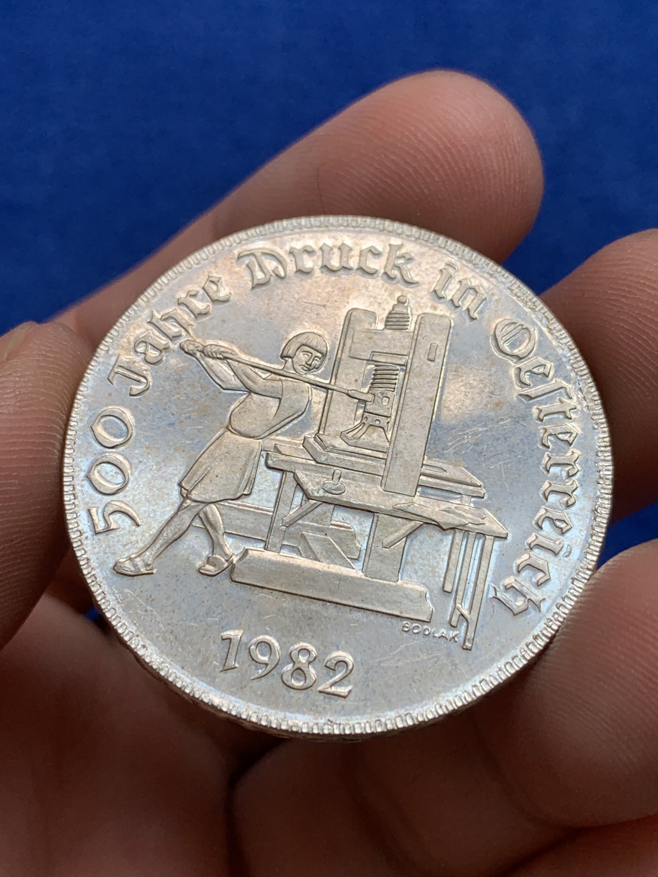 欢迎参加《竞宝斋》为国而庆 老张自藏专场 ，定制纪念章相赠 奥地利1982年印刷术500周年纪念500先令银币 底板底光都非常好 高品质