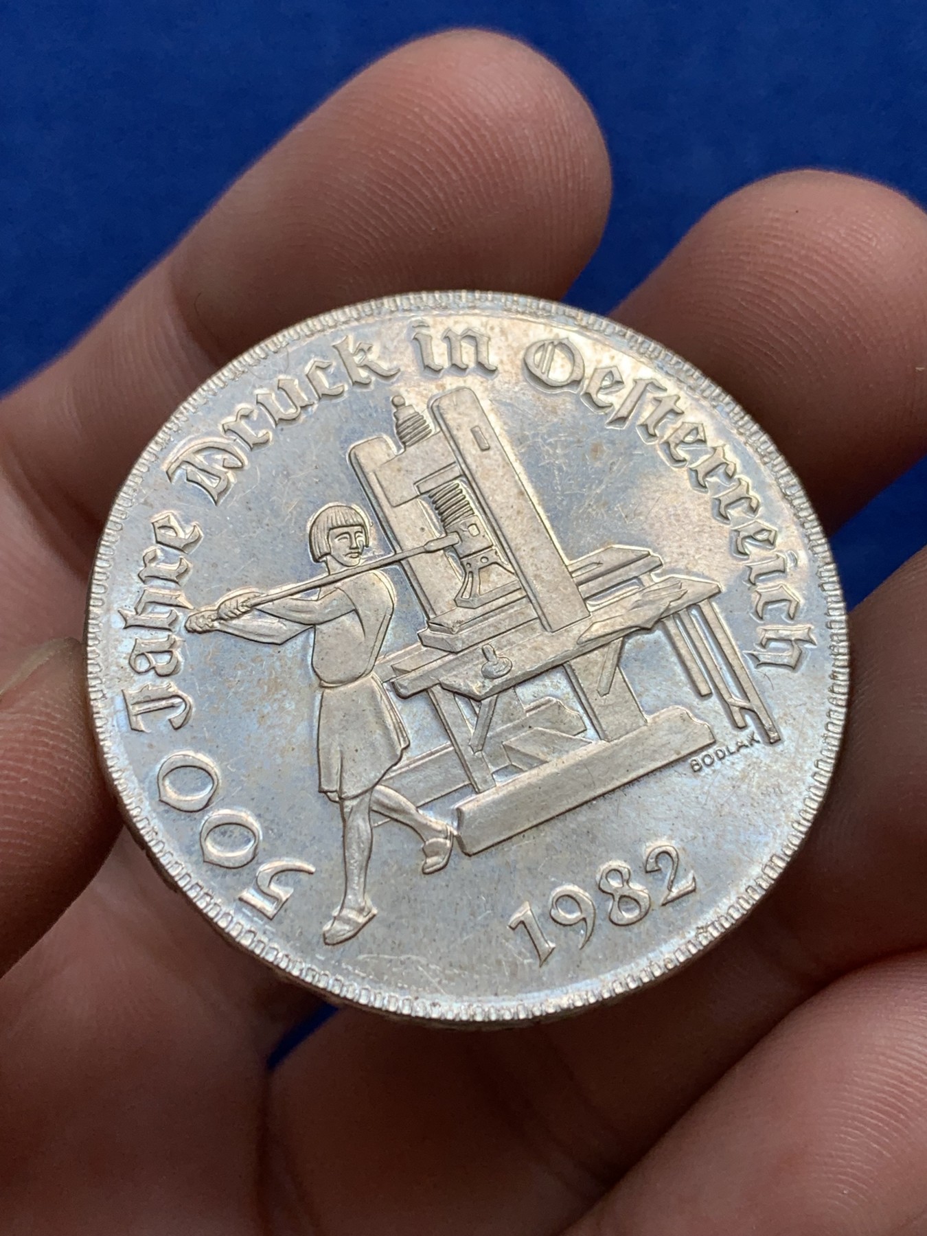 欢迎参加《竞宝斋》为国而庆 老张自藏专场 ，定制纪念章相赠 奥地利1982年印刷术500周年纪念500先令银币 底板底光都非常好 高品质