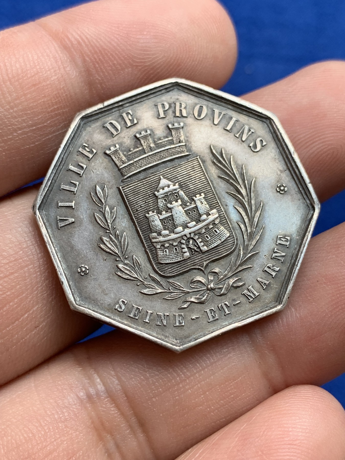 欢迎参加《竞宝斋》为国而庆 老张自藏专场 ，定制纪念章相赠 法国1860-1879普罗文斯银质八角代币 原味包浆 细节漂亮 少见品种 蜜蜂边铭 银标 31.4mm 12克