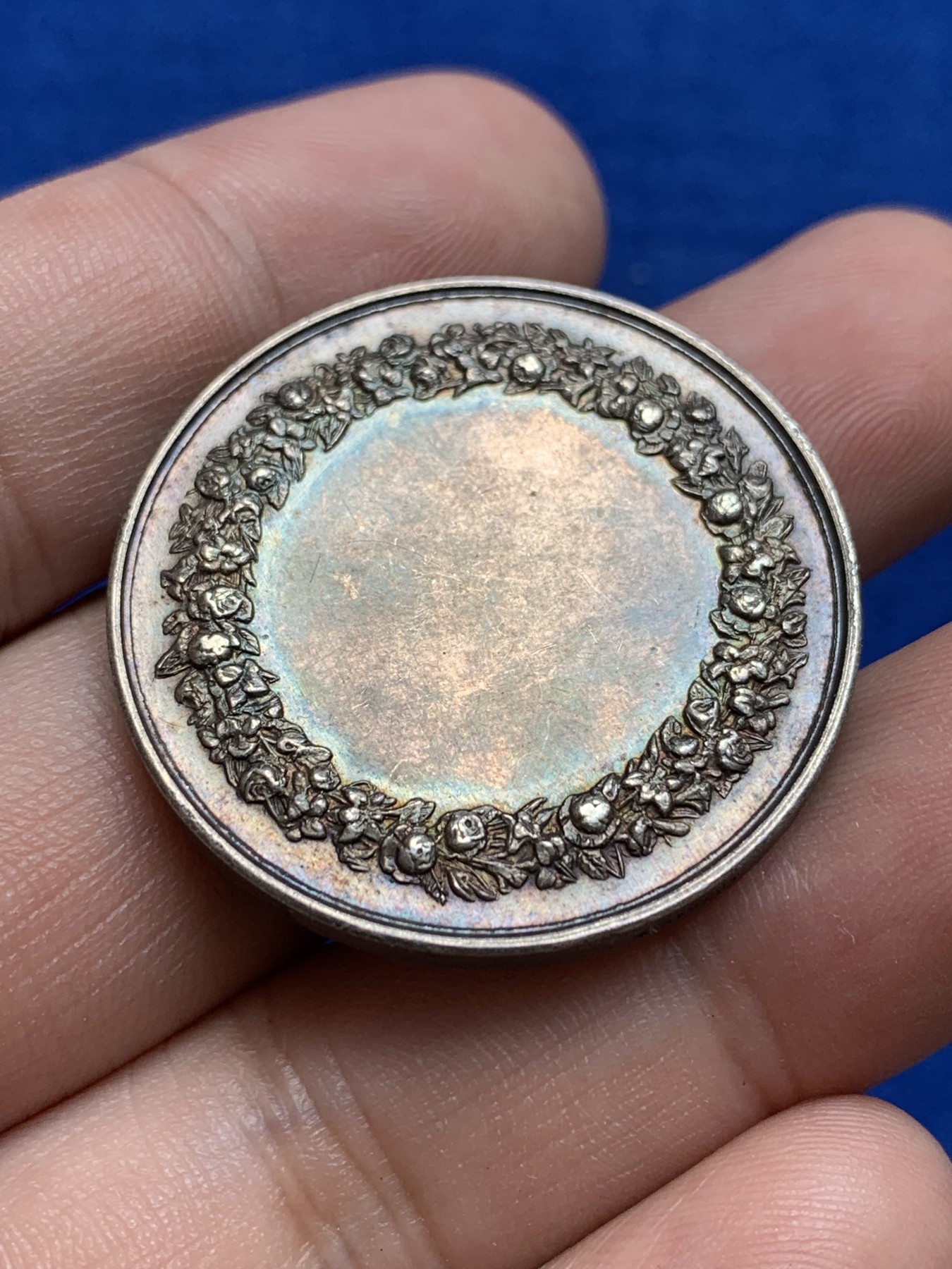 欢迎参加《竞宝斋》为国而庆 老张自藏专场 ，定制纪念章相赠 法国1860-1879银质婚章 33.5mm 15.8克 细节好 双面深黑包浆 带彩 蜜蜂边铭 银标