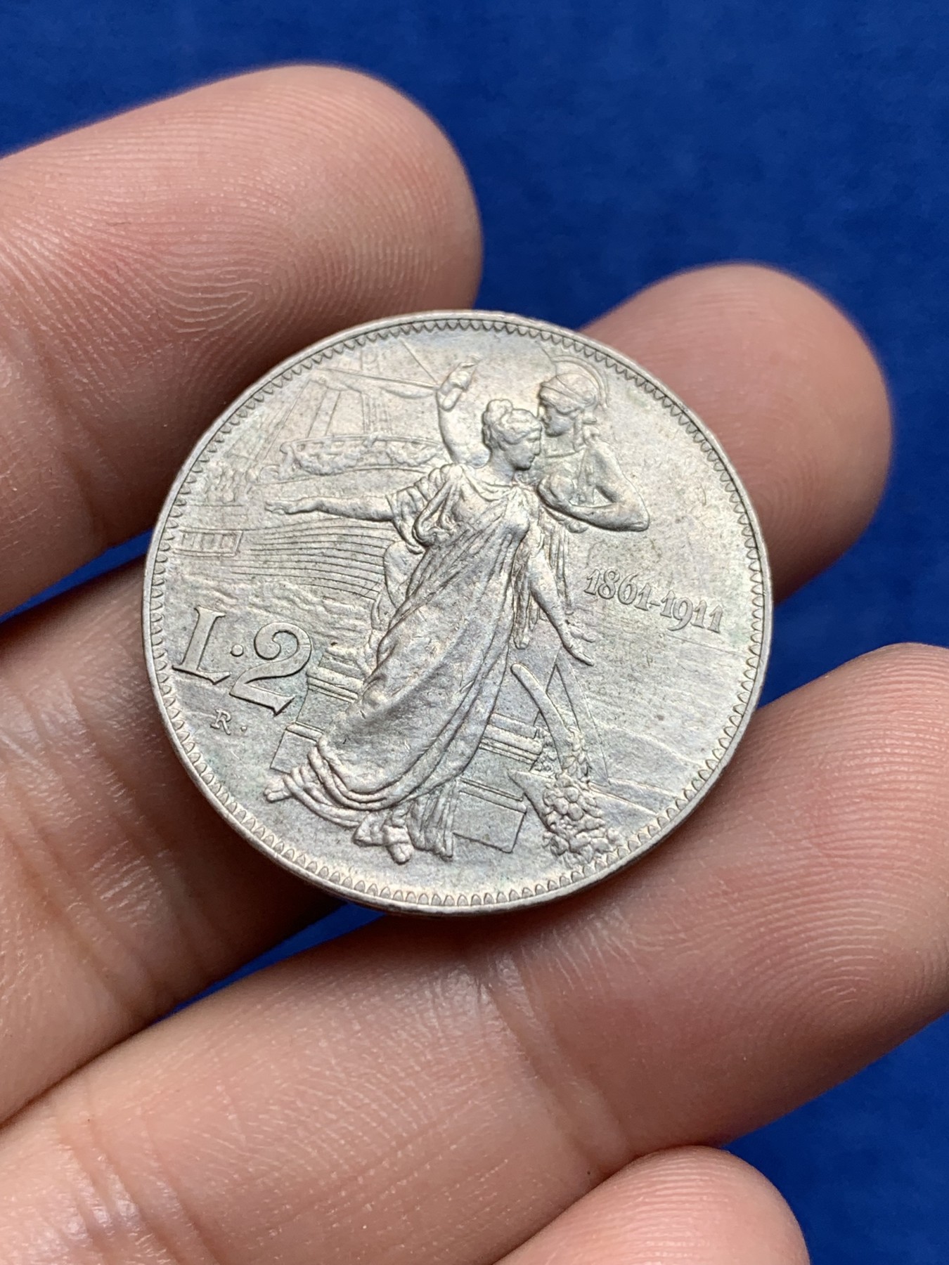 欢迎参加《竞宝斋》为国而庆 老张自藏专场 ，定制纪念章相赠 意大利1911年托奶2里拉银币 非常好的细节 可评级