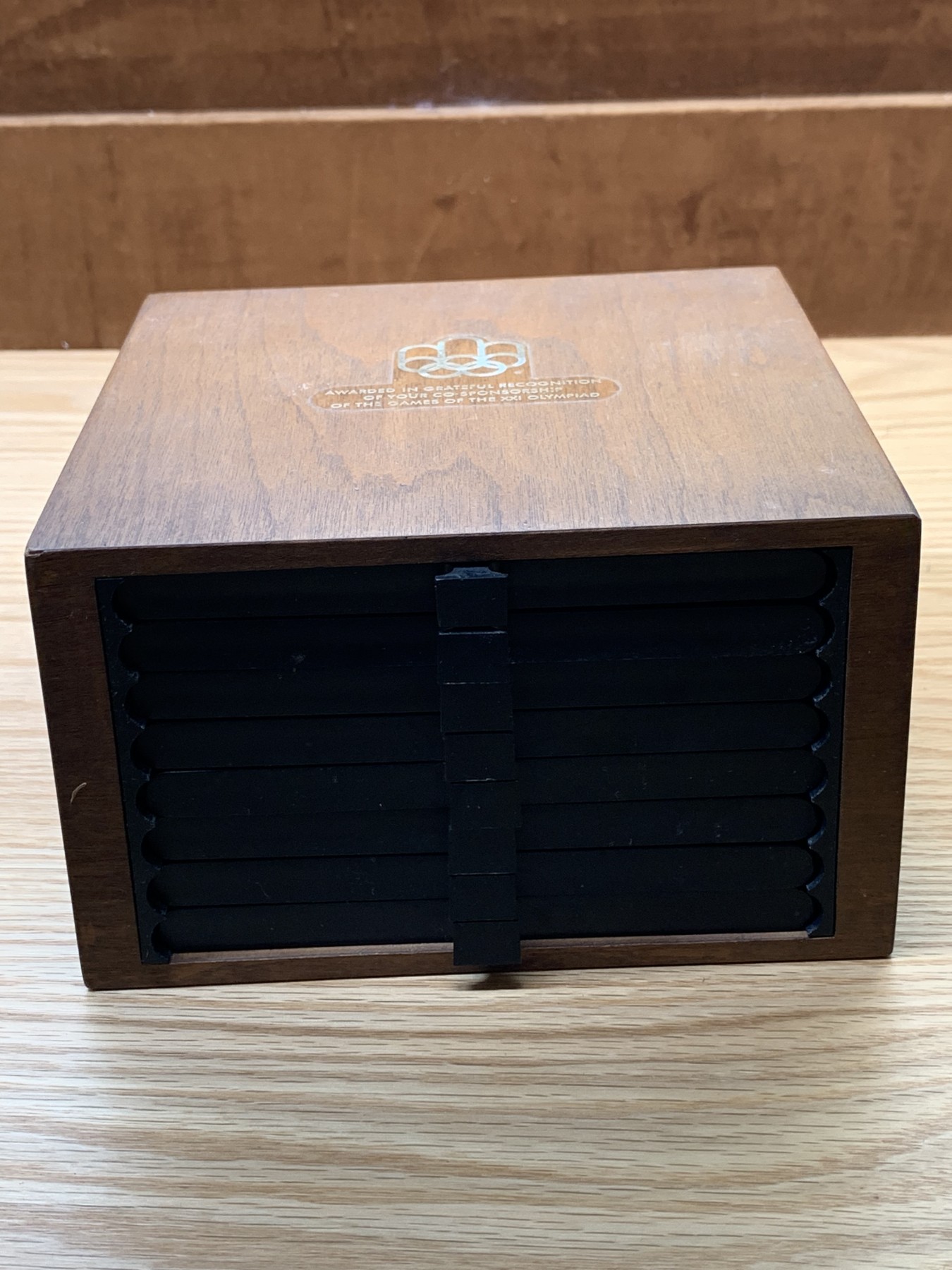 欢迎参加《竞宝斋》为国而庆 老张自藏专场 ，定制纪念章相赠 加拿大 1976年 蒙特利尔奥运会 精制版28枚大全套带原盒证书 24.3克14枚，48.6克14枚1.02公斤 带抽屉木盒 所见唯一