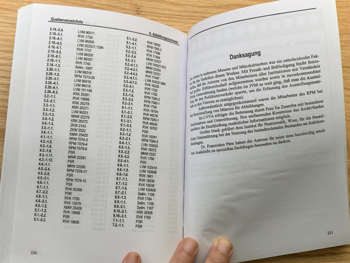 欢迎参加《竞宝斋》为国而庆 老张自藏专场 ，定制纪念章相赠 非原版 库兰公国钱币目录 222页0.35公斤 多本随机发