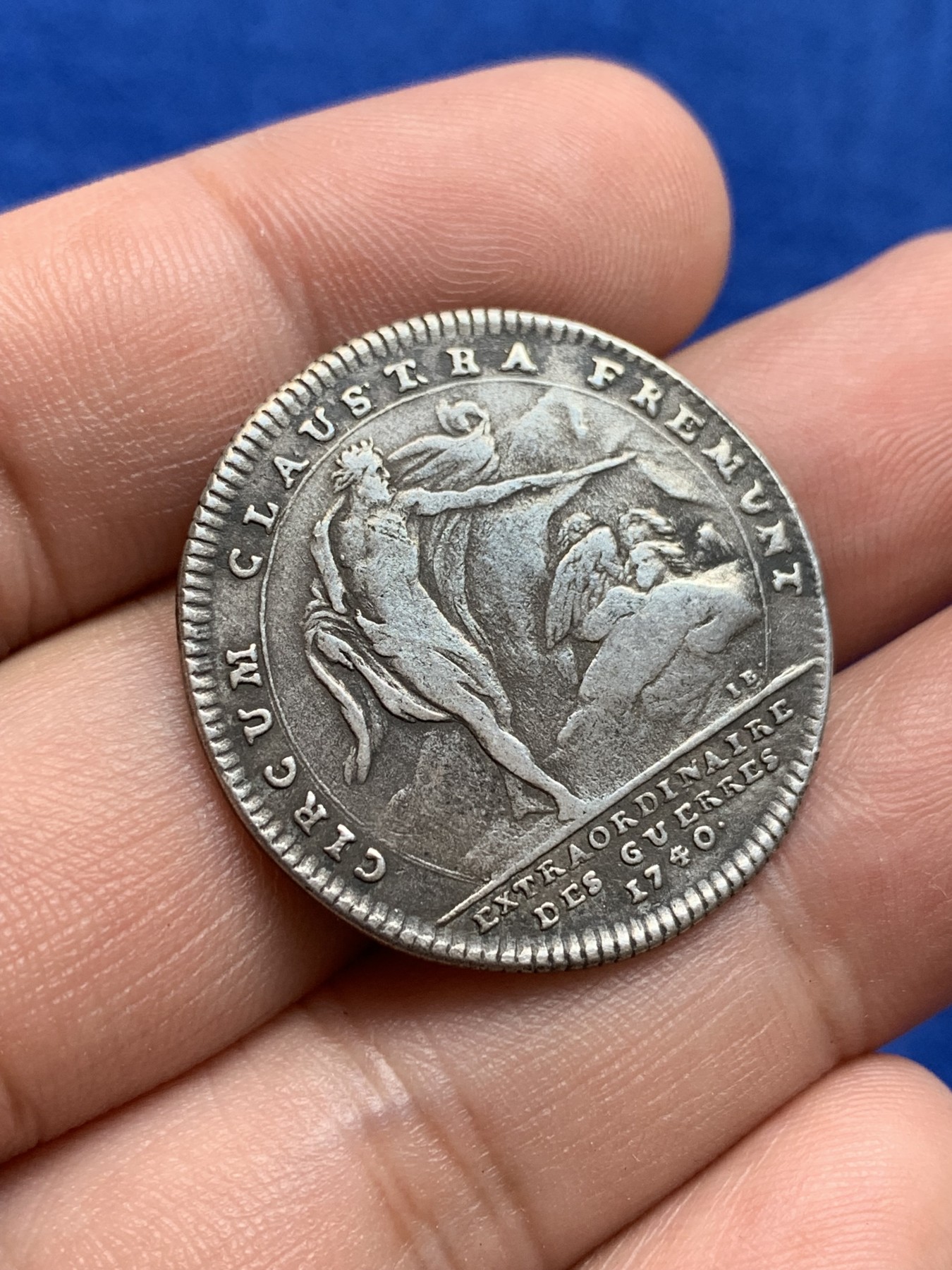 欢迎参加《竞宝斋》为国而庆 老张自藏专场 ，定制纪念章相赠 法国1740年路易十五银质八角代币 背面天使图案少见 29.6mm 6.9克 轻微不平