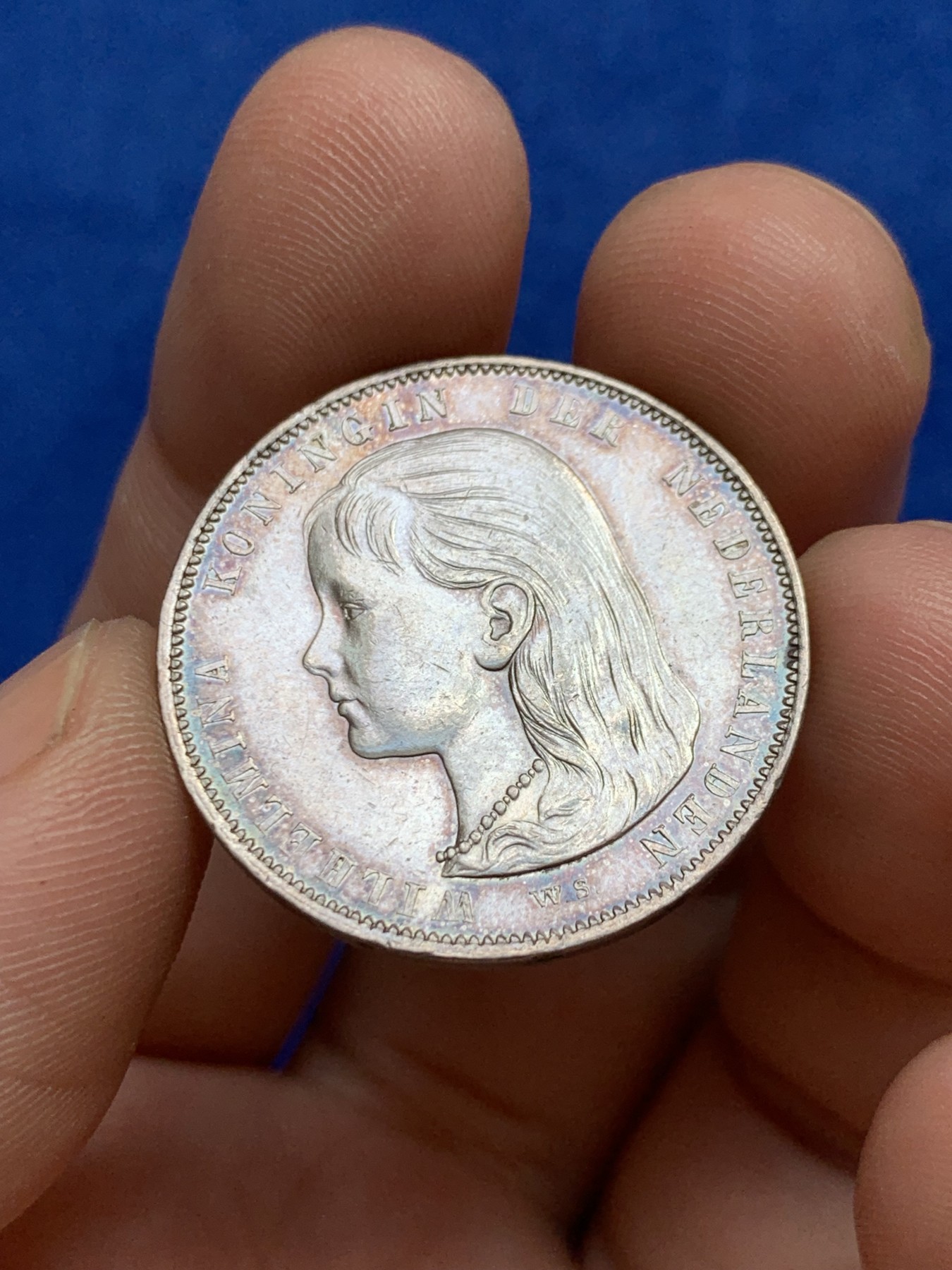 欢迎参加《竞宝斋》为国而庆 老张自藏专场 ，定制纪念章相赠 荷兰1892年威廉敏娜小萝莉1盾银币 好状态的裸币非常难得