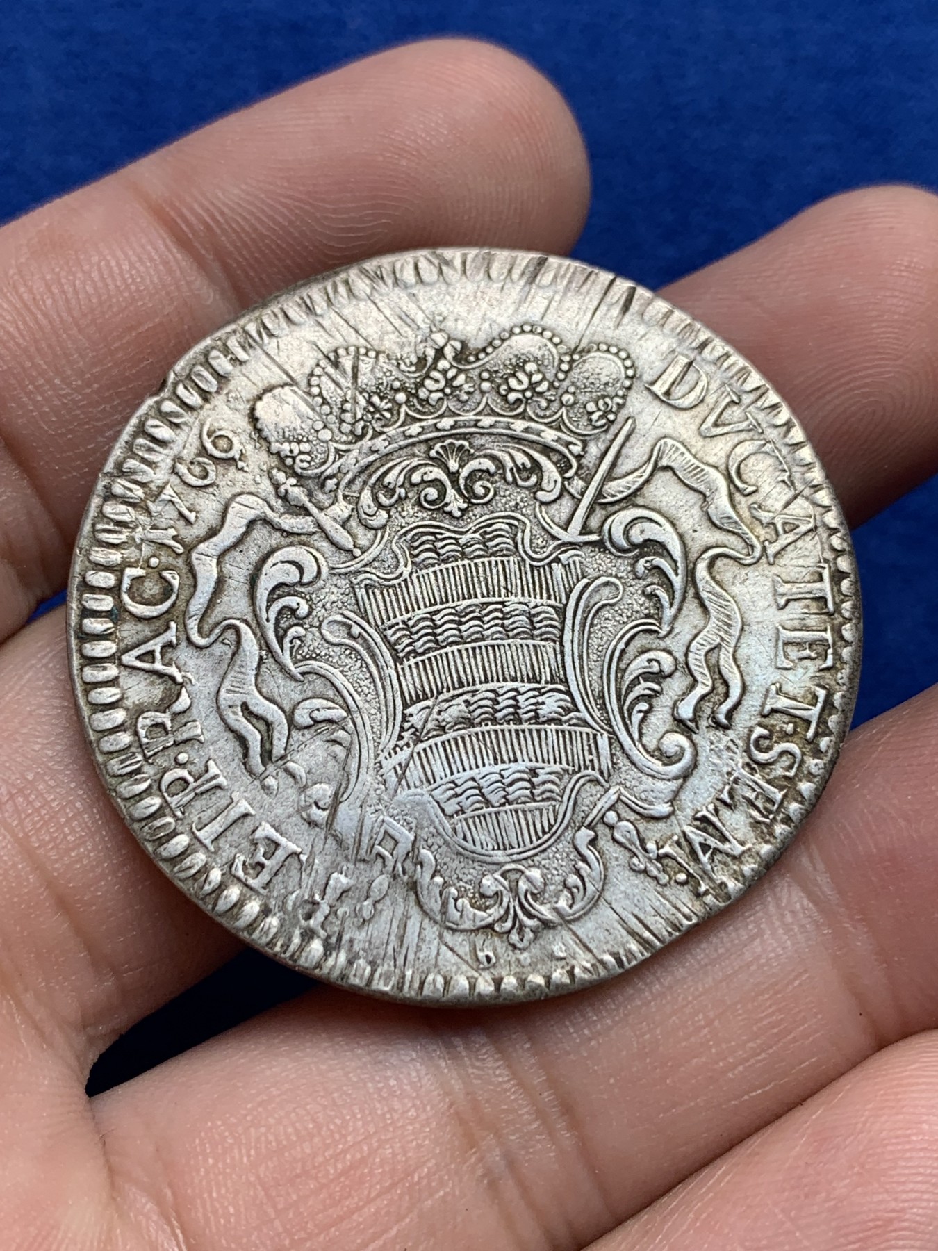 欢迎参加《竞宝斋》为国而庆 老张自藏专场 ，定制纪念章相赠 1766年拉古萨大银币 打制非常清晰 头发全身打 背面少量减重痕迹 边缘打磨可惜了