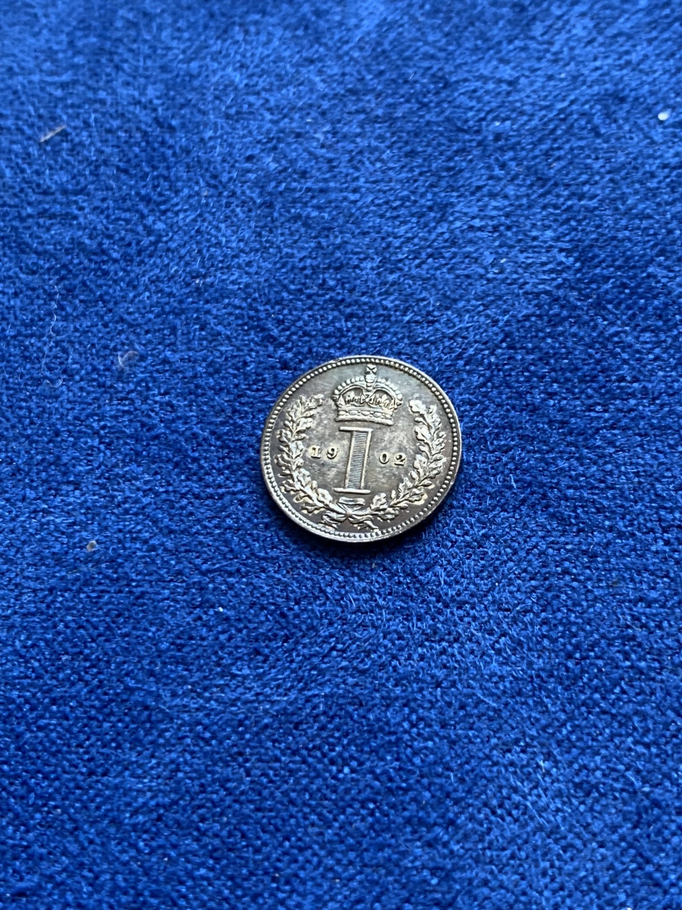 欢迎参加《竞宝斋》为国而庆 老张自藏专场 ，定制纪念章相赠 英国1902年爱七灌足节1便士银币 绚丽五彩包浆 可评级