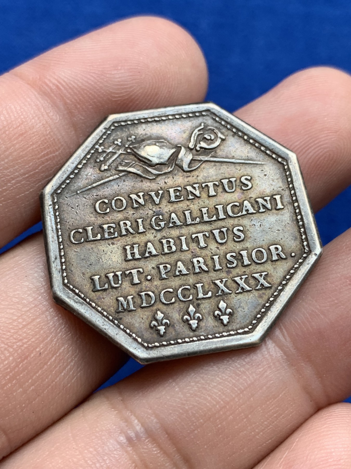 欢迎参加《竞宝斋》为国而庆 老张自藏专场 ，定制纪念章相赠 法国1780年路易十六神职人员和宗教大会银质八角代币 32.1mm 12.7克