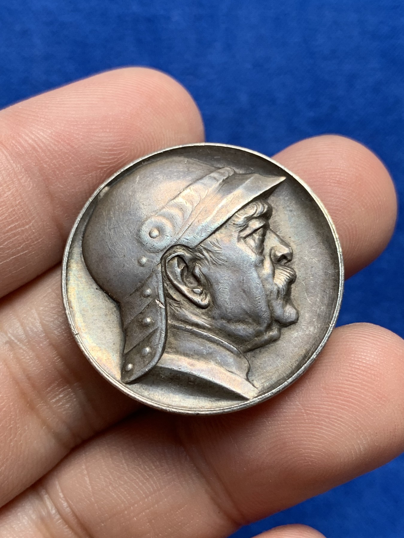 欢迎参加《竞宝斋》为国而庆 老张自藏专场 ，定制纪念章相赠 德国1895俾斯麦高浮雕纪念银章 16克 29.8mm