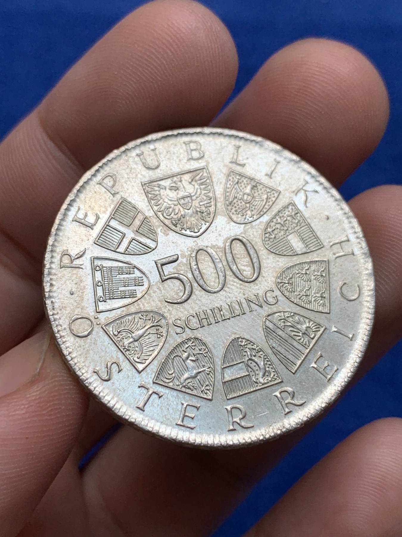 欢迎参加《竞宝斋》为国而庆 老张自藏专场 ，定制纪念章相赠 奥地利1982年圣母抱婴500先令银币