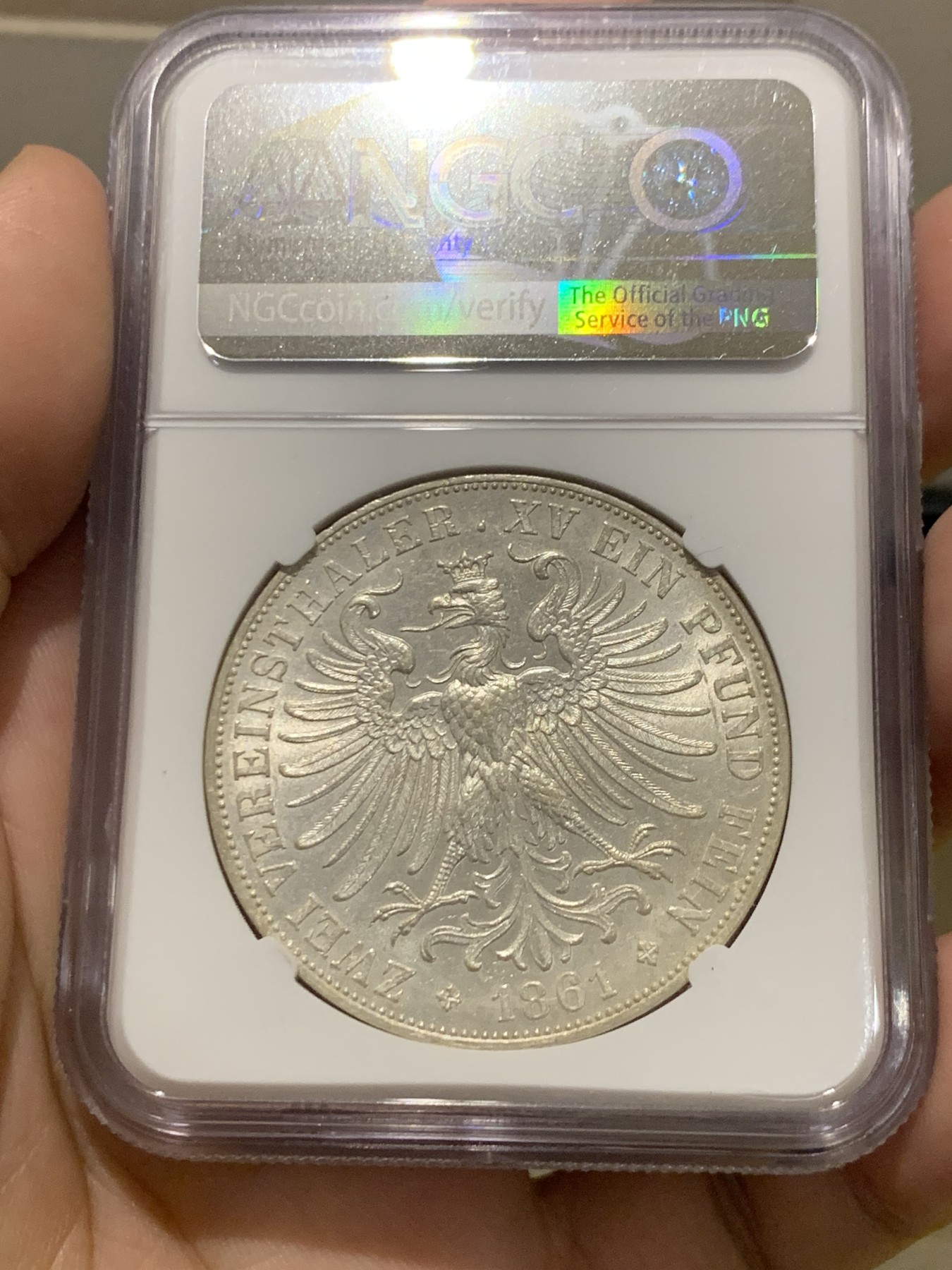 欢迎参加《竞宝斋》为国而庆 老张自藏专场 ，定制纪念章相赠 NGC AU58 德国 法兰克福 1861年  少女 2泰勒银币 转光 干净的底板 状态好 实物好于分数不少 性价比高